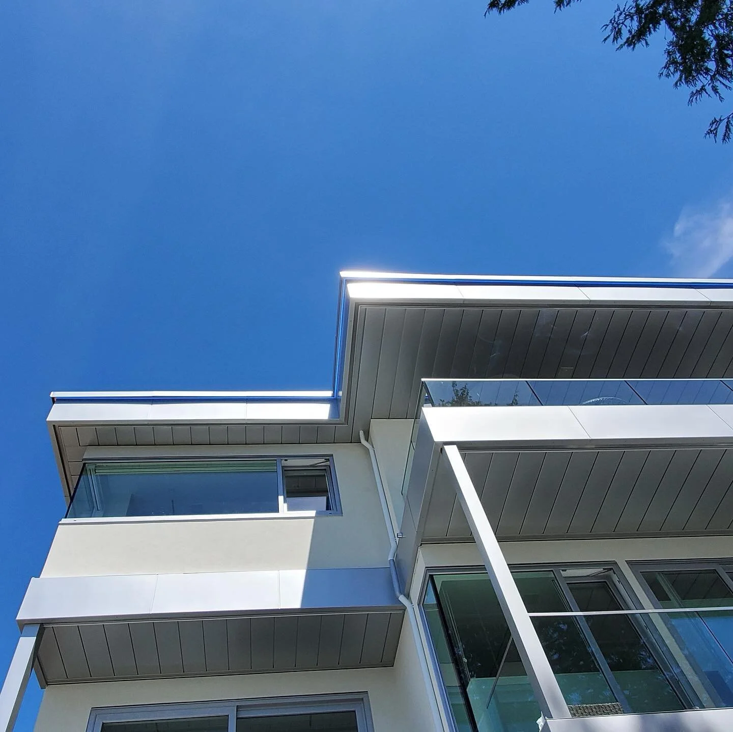 Show off your house and make those lines pop with exterior lighting. Swipe for closeup.
.
.
.
.
. 
#exteriorlighting #ambientlight #ambientlighting #outdoorlighting  #ledstriplighting #customlighting #microlightled