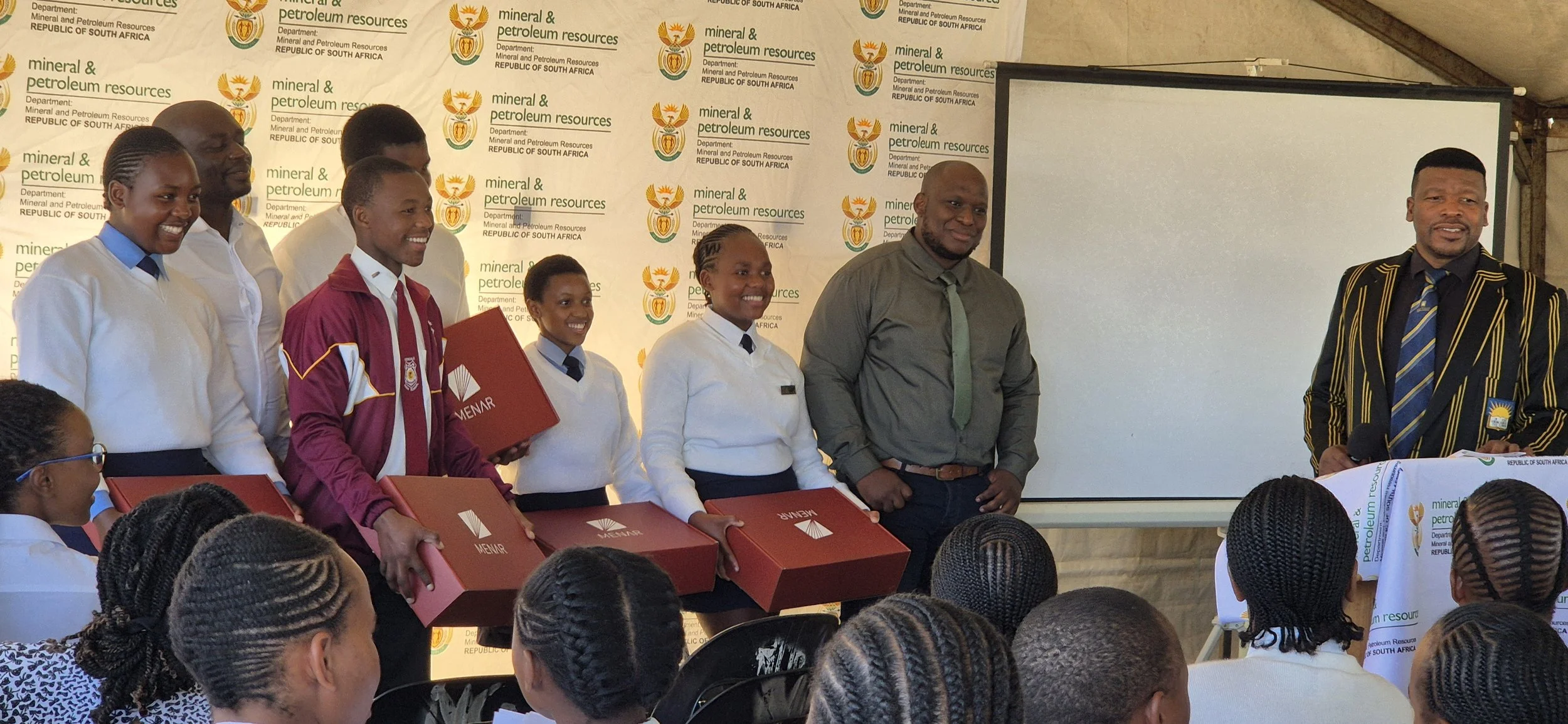 Ezithuthukisa intsha