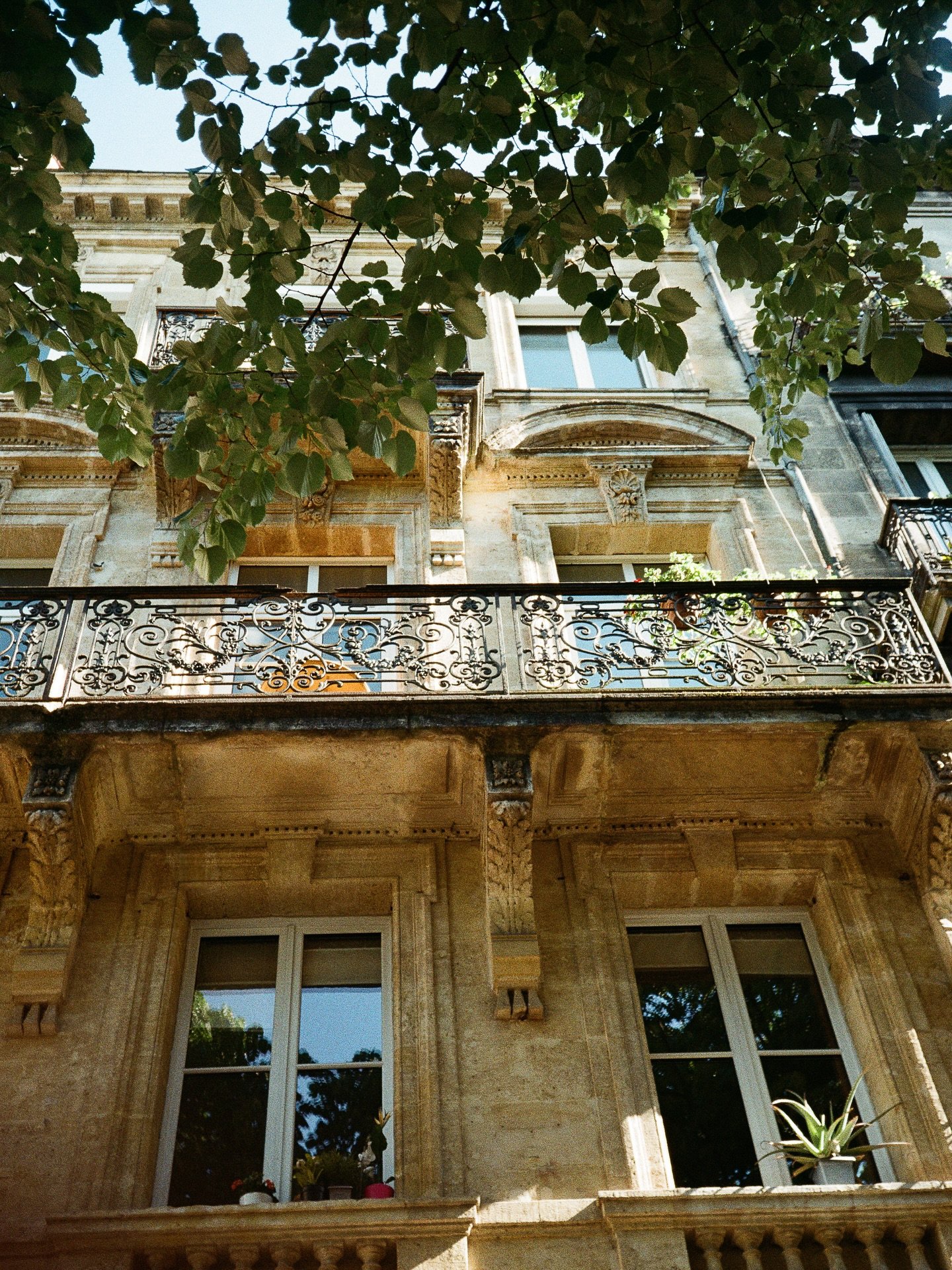After a week of shooting beautiful wedding content for @marrymeinfrance I got to spend time in what is by far one of my favourite cities&hellip; and the chance to finish off a roll of film. 

Bordeaux on 35mm: @kodak Gold

#lovefilm #franceonfilm #fi