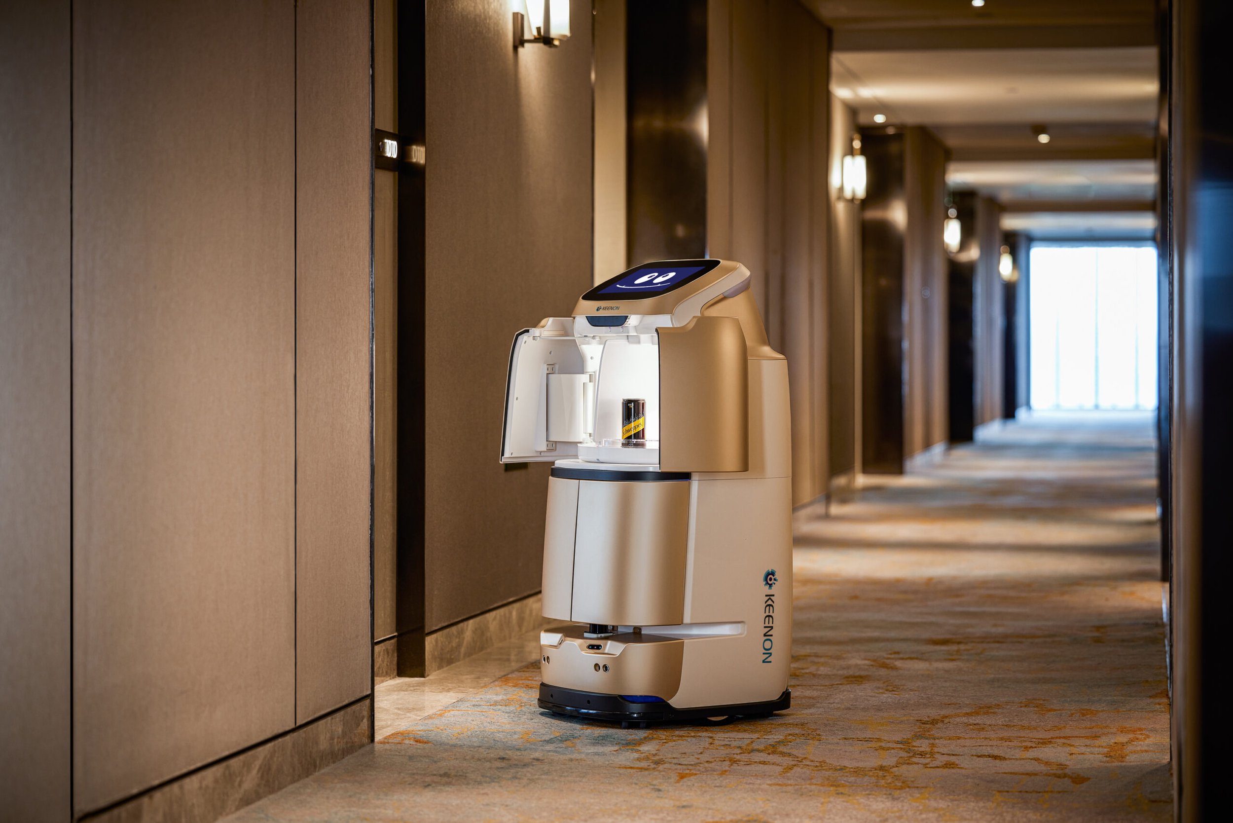 KEENON-BUTLERBOT-W3-at-the-corridor-scaled.jpg