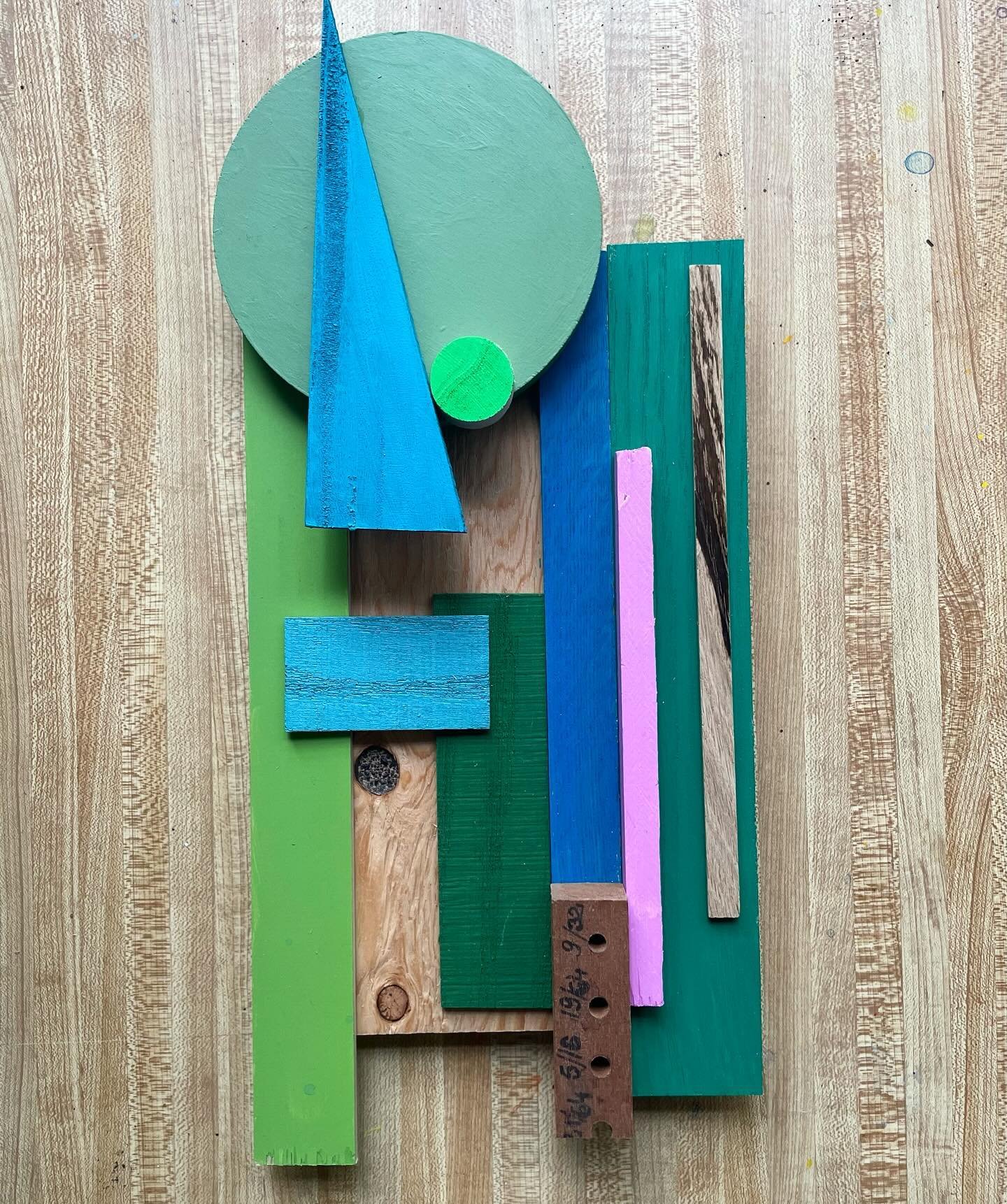 and one more for today..! 💙🟢 #wip?

#assemblageart 
#shapes
#woodoffcuts 
#wallart 
#colourfulart
#abstractart 
#contemporaryart 
#artistresidency 
#artistincubator 
#brantford 
#glenhyrstcottagestudios