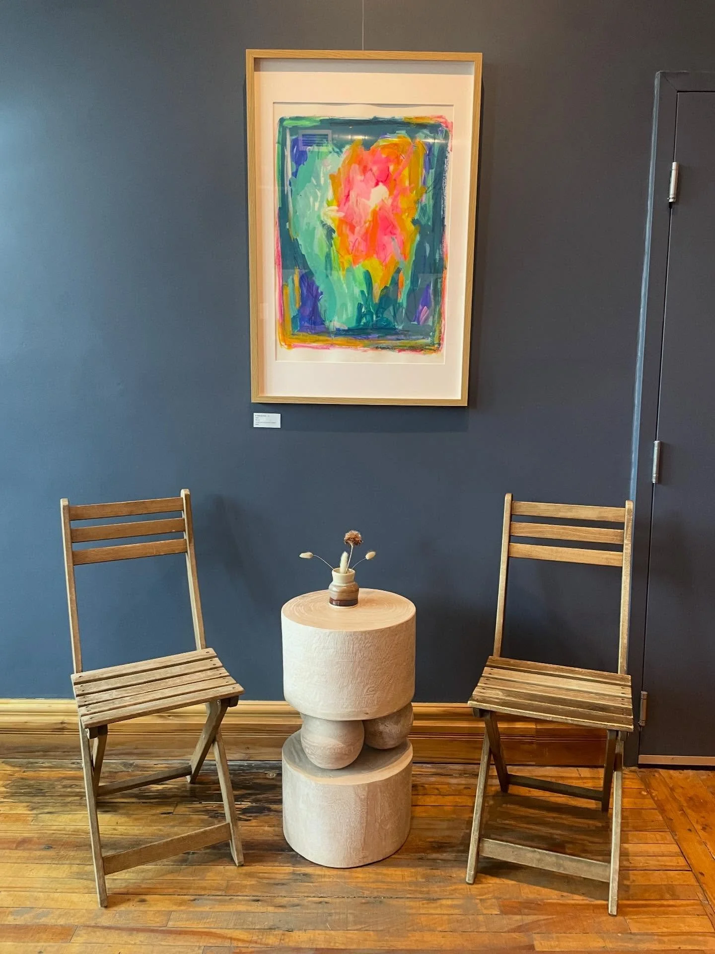 I love how my piece &lsquo;A Time to Frolic No. 5&rsquo; fits perfectly in this cute scene! Come check it out and more art @verogallerycafe! 👯💫☕️🎨🖼️

Shop local. Buy Canadian.

#abstractartwork 
#galleryexhibition 
#contemporaryart 
#worksonpaape