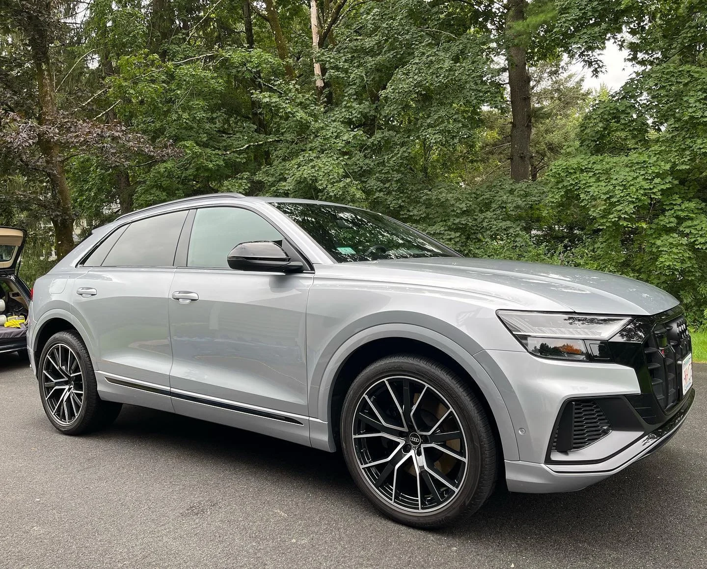 Happy Monday!

This Audi SQ8 received our Full Interior and Exterior Detail. 

Clean and protected from the elements&hellip;winter is coming ❄️