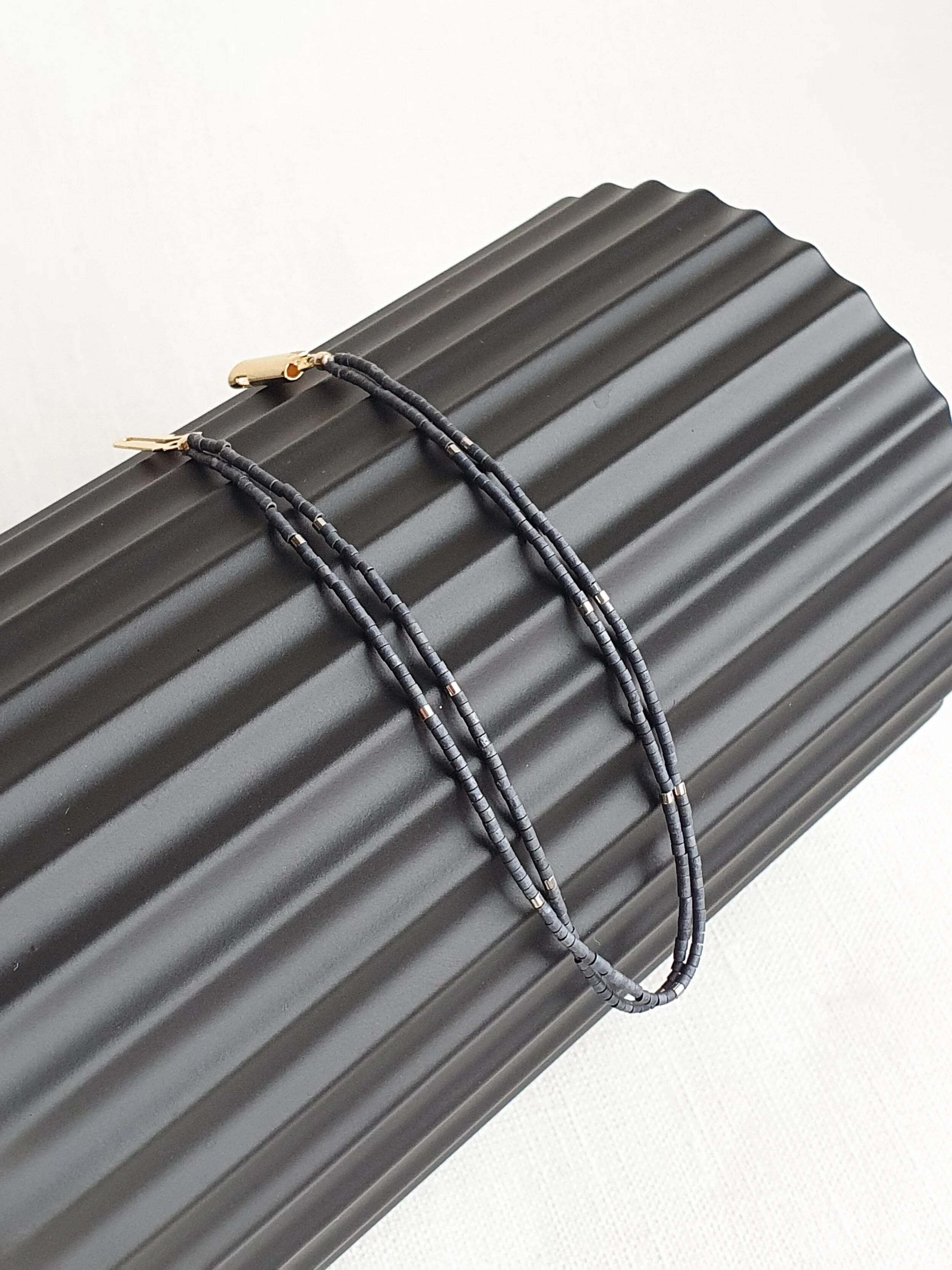 Handmade bracelet with Japanese anthracite glass pearls and white gold