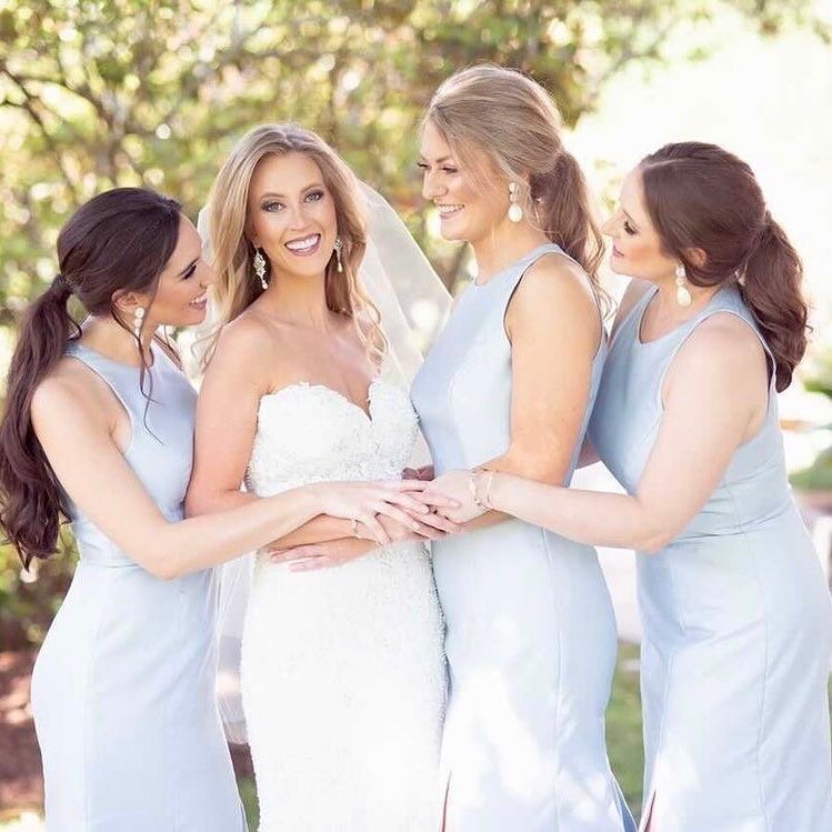 We love to see our bridesmaids earrings in action!✨ This stunning bride chose the Pearl Cluster Drops for her girls and we couldn&rsquo;t love them more!