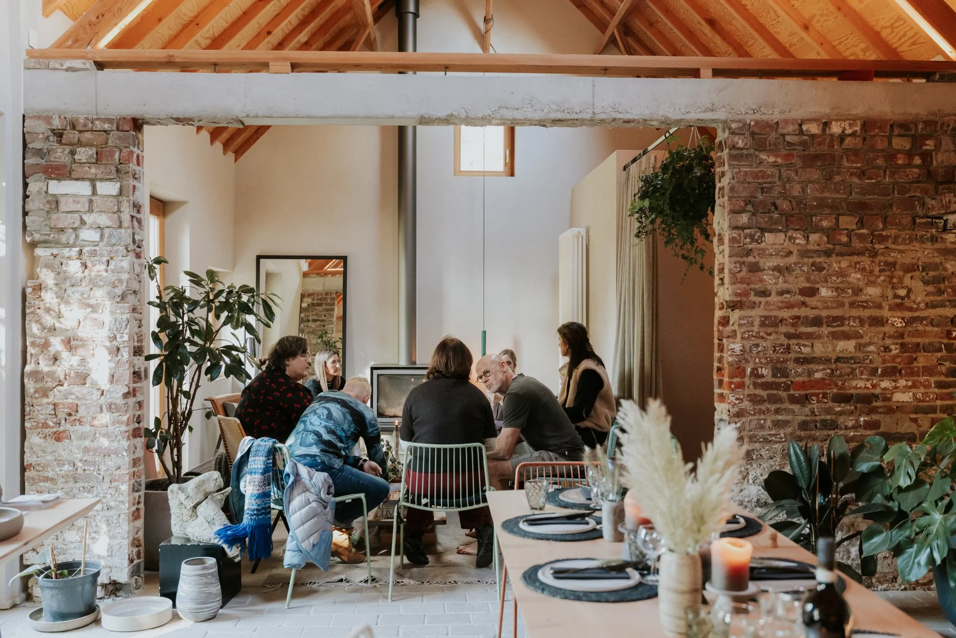 Mensen die samen zitten te aperitieven in het atelier