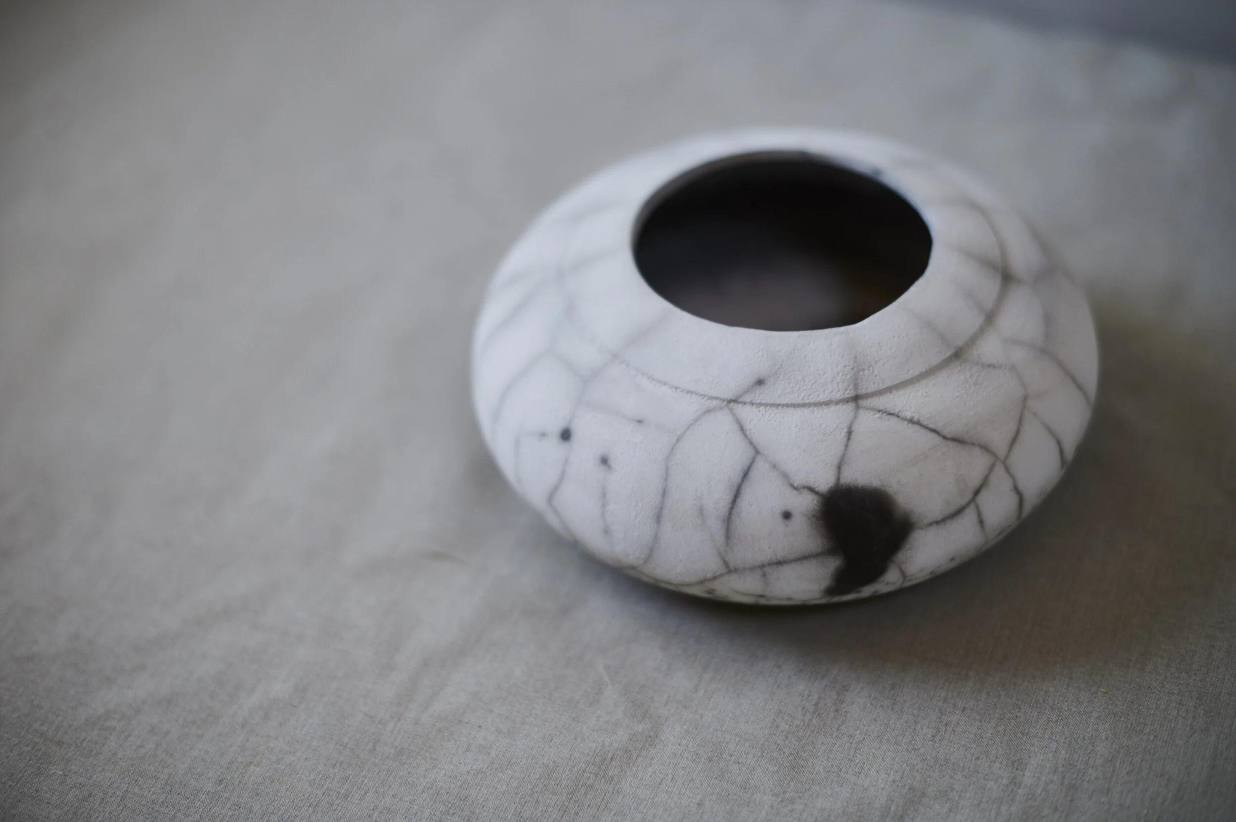 raku gebakken keramiek op een tafel laken