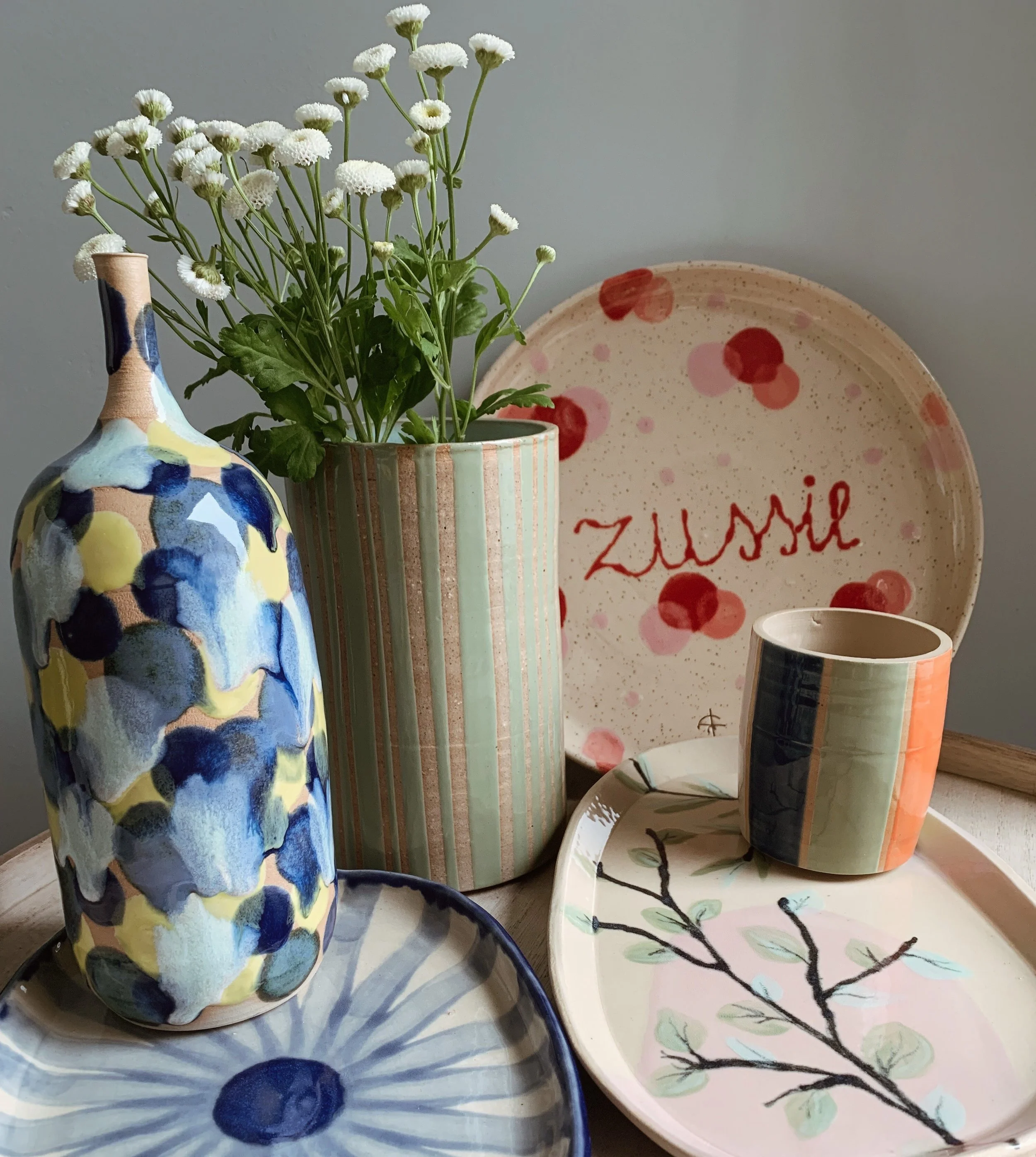 Voorbeelden van afgebakken pottery painting workshop servies.