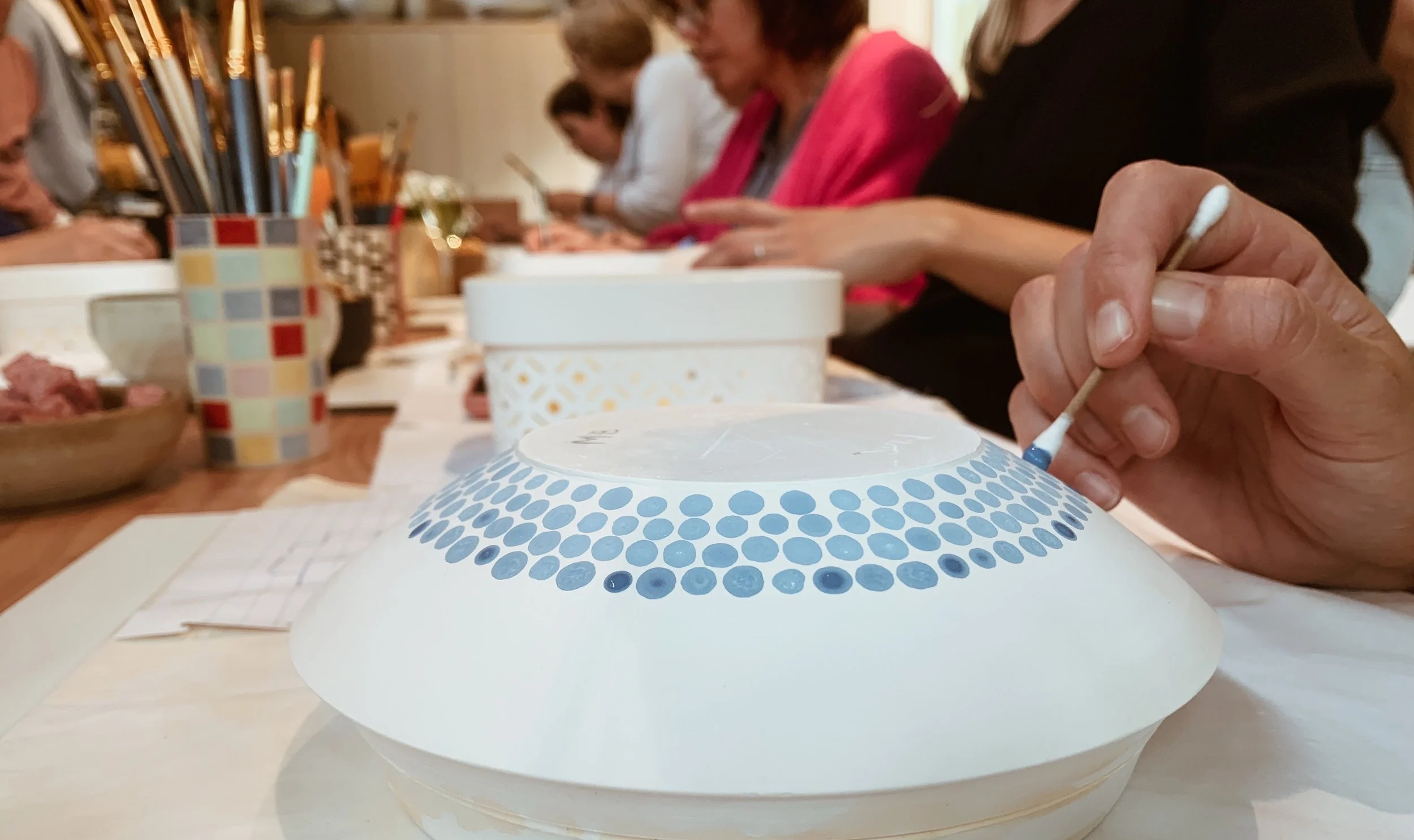 Stip techniek voor pottery painting workshop in het blauw.
