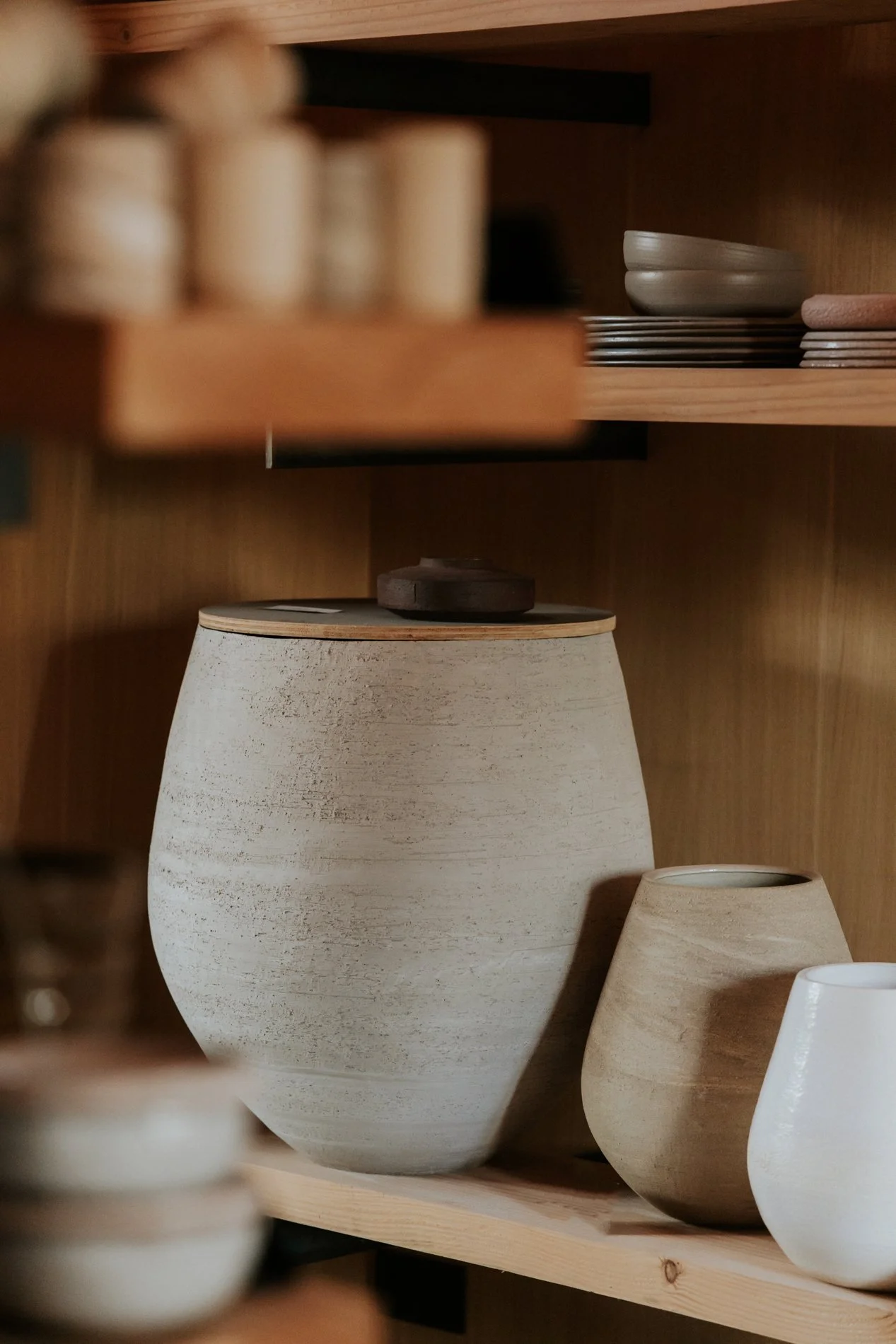 Een close-up van grote ronde aardewerken pot voor de cursus grootdraaien