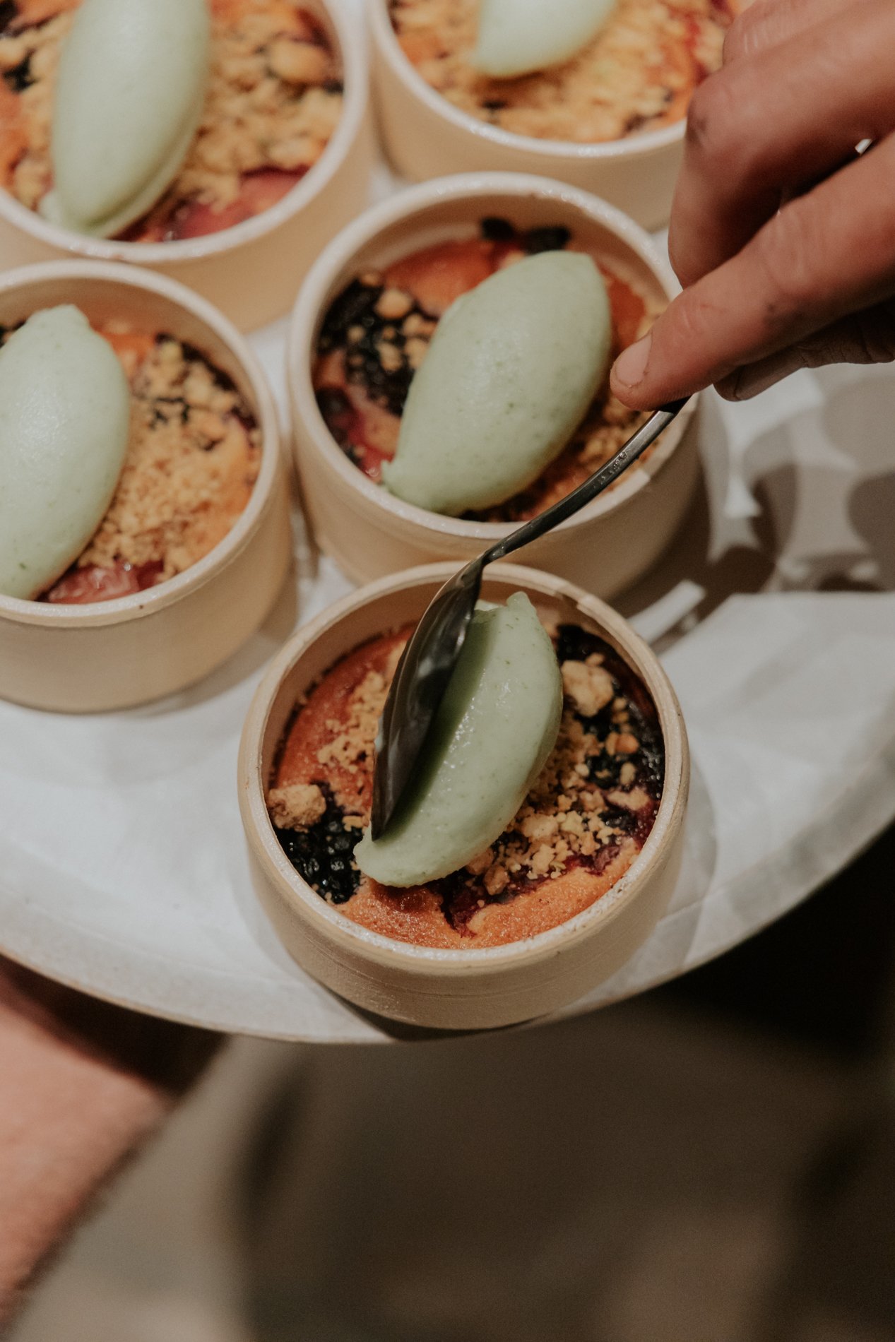 Keramiek kommetjes die gedresseerd worden met ijs. Dessert. Atelier Pyotr Morf