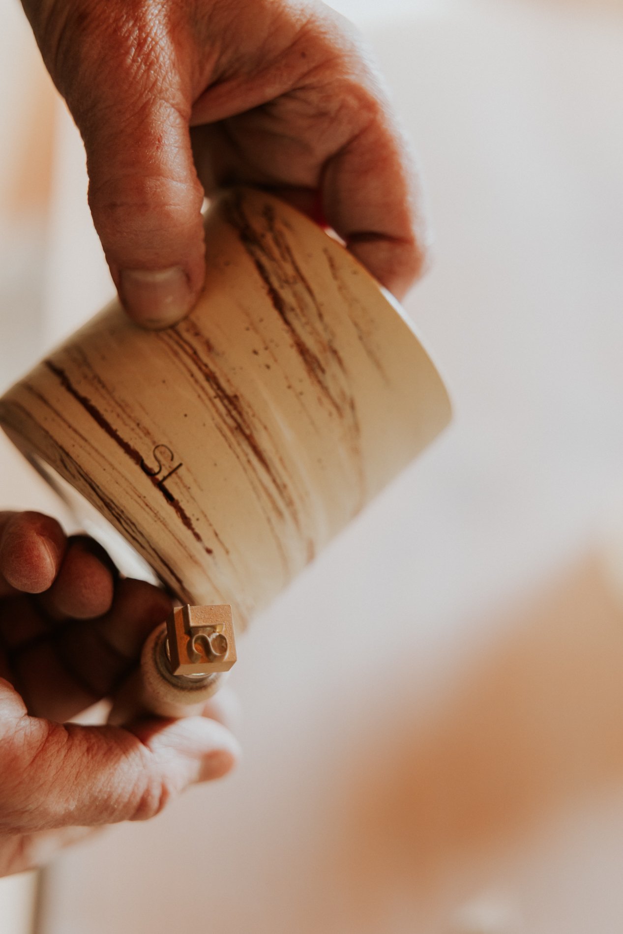 Detail van een stempel in keramiek voor in een kopje te drukken.  Atelier Pyotr Morf.