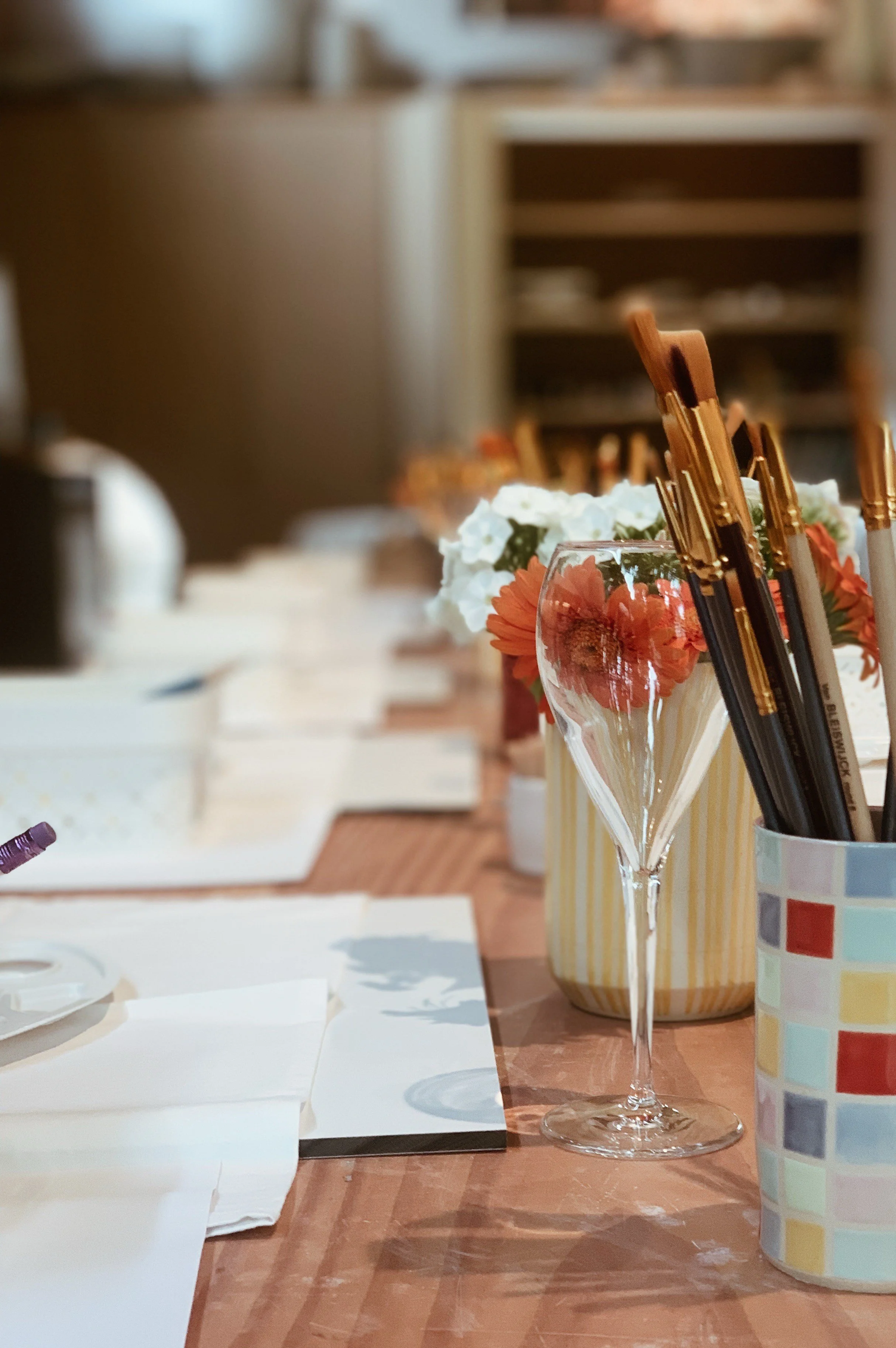 Pottery painting tafel met penselen en accessoires om te starten met schilderen.