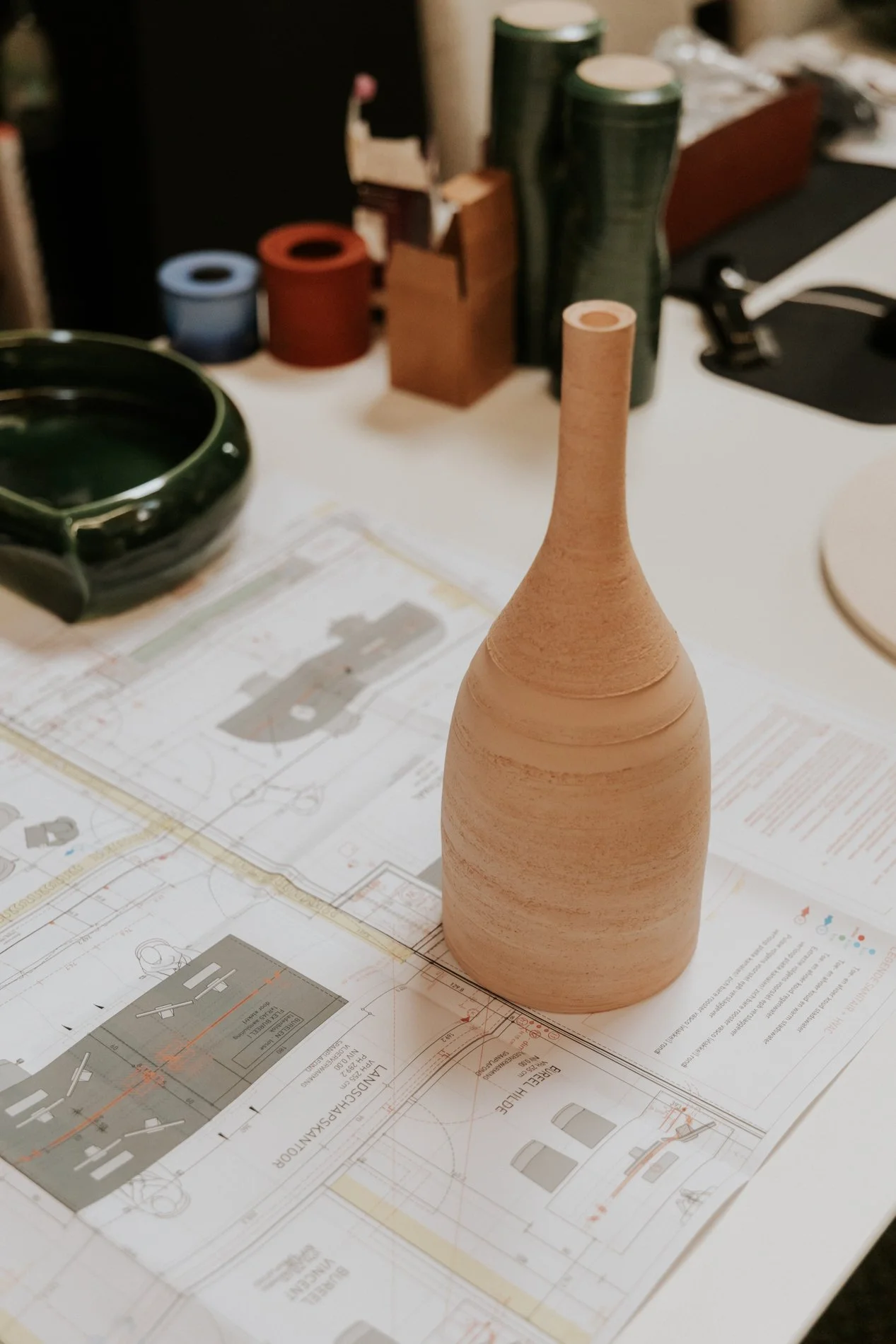Interieur plan op tafel met daarop verschillende keramische opbjecten waaronder een lamp.  Atelier Pyotr Morf.