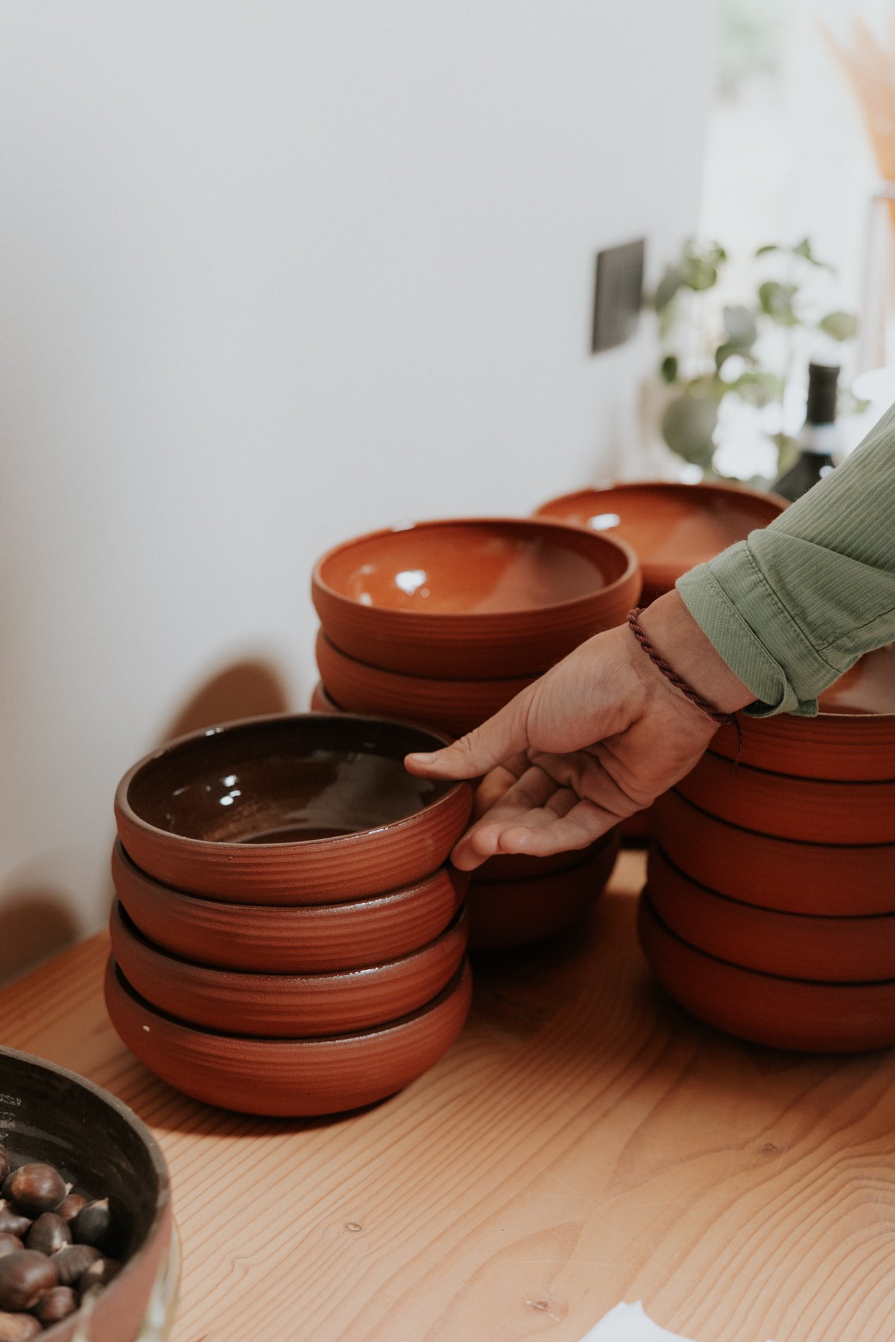 Ronde maatwerk kommen voor restuarant Vonk.  Atelier Pyotr Morf. Man neemt kommen op.