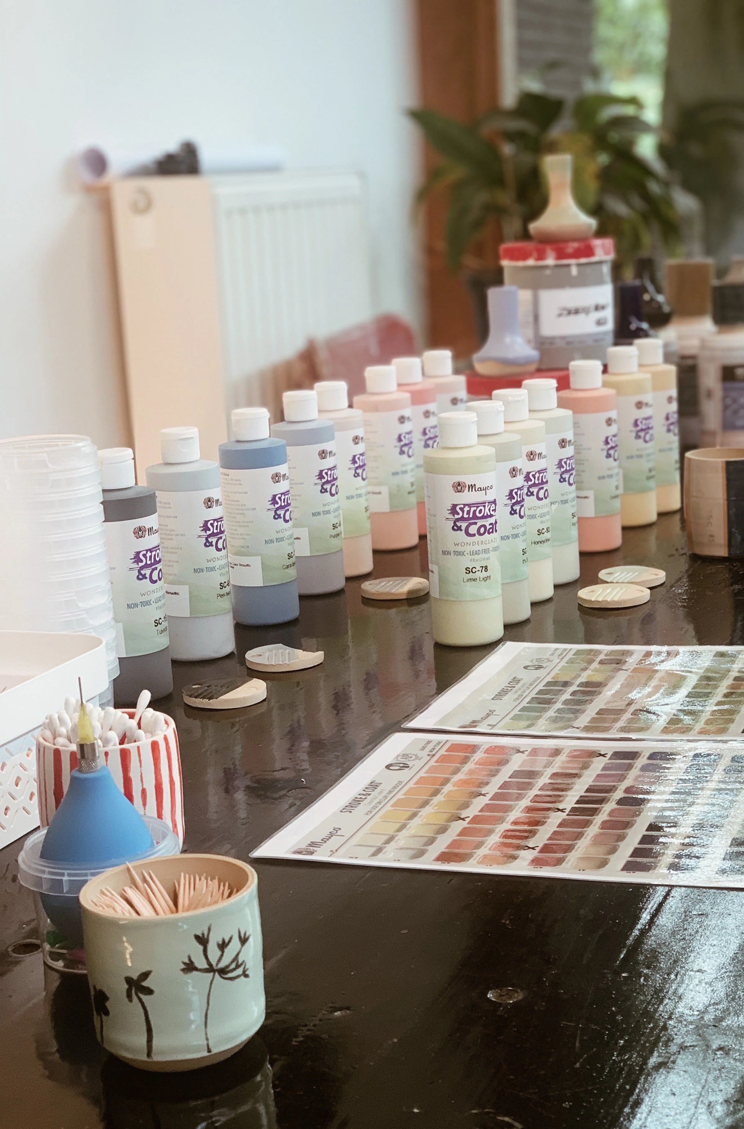 Kleuren die beschikbaar zijn van glazuur voor pottery painting.