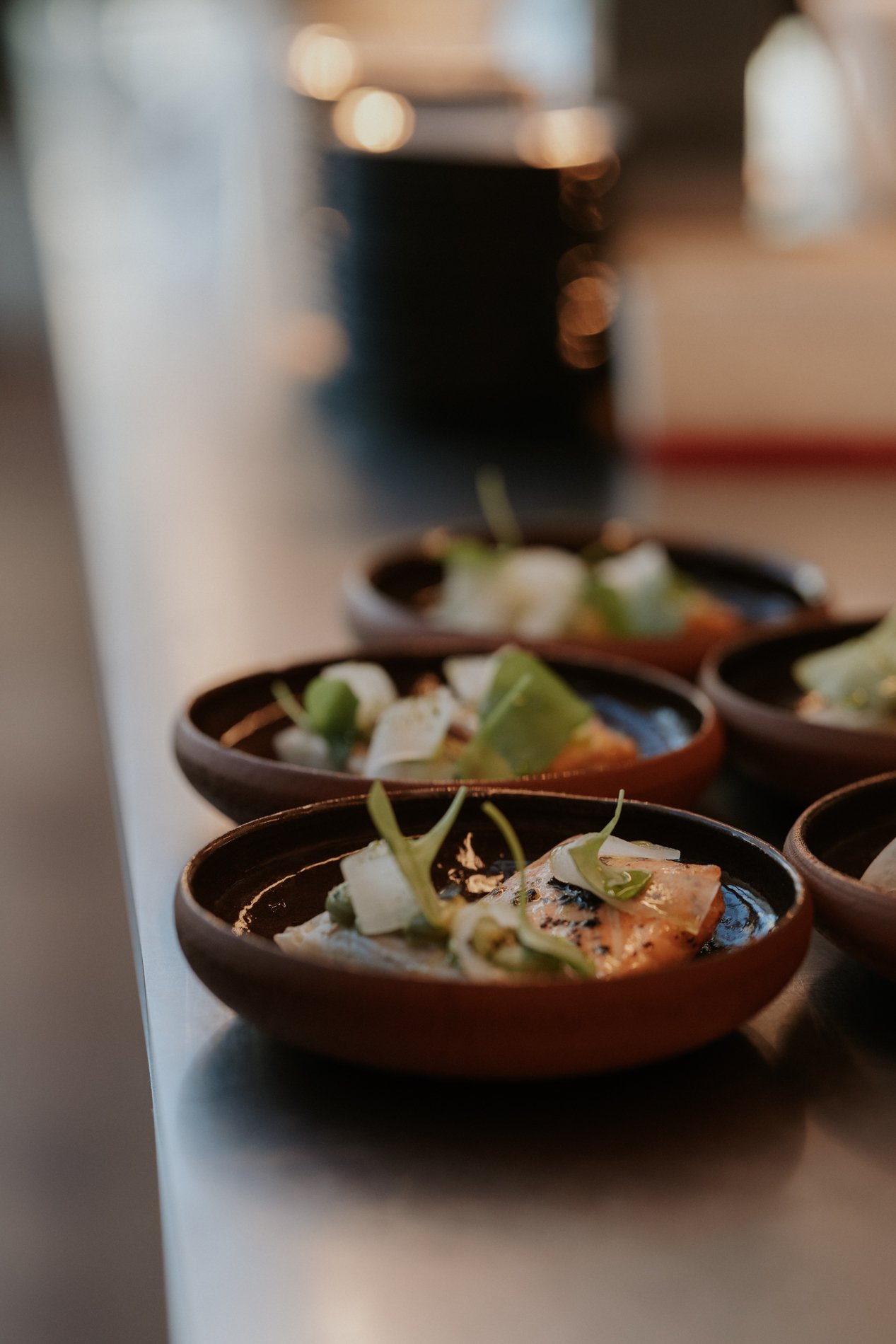 Ronde rode kommen klaar in een restaurant op geserveerd te worden tijdens de servies.  Atelier Pyotr Morf.