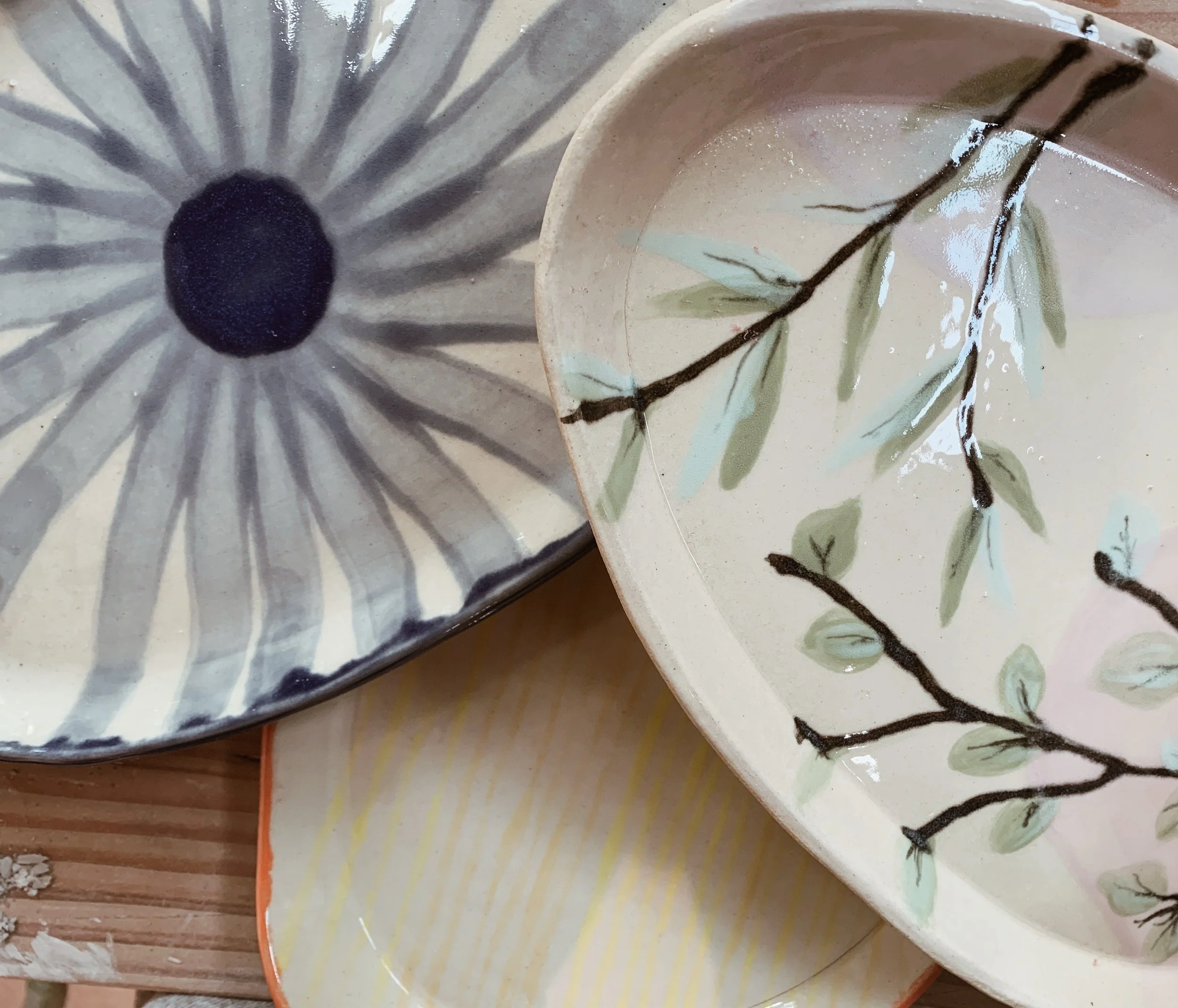 Voorbeelden van pottery painting afgebakken tapas borden.