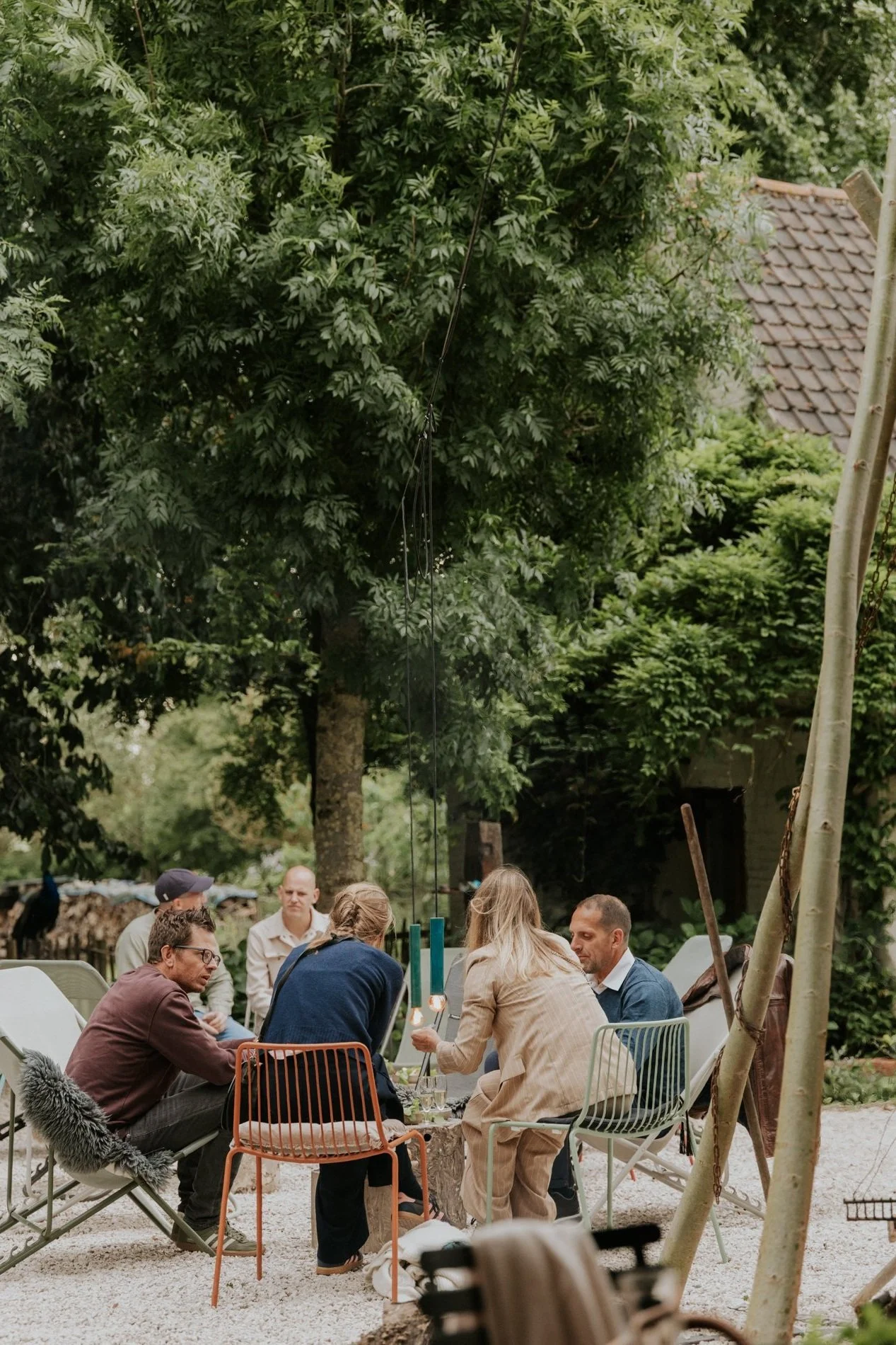 Vrijgezelle drink in de tuin bij een atelier.