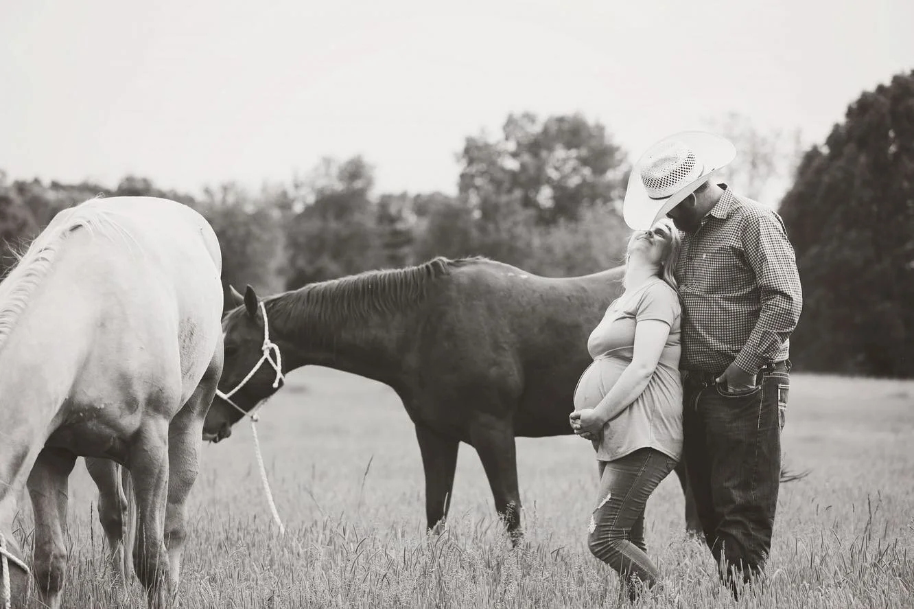 The Jones family is growing 🥰
*
*
*
*
*
#brittanycoffeephotography #realranchcouple #oklahomaphotographer #cowboycouple #missouriphotographer #tulsafamilyphotographer #pittsburgfamilyphotographer #joplinphotographer #familyphotos #bcparkerco #britta