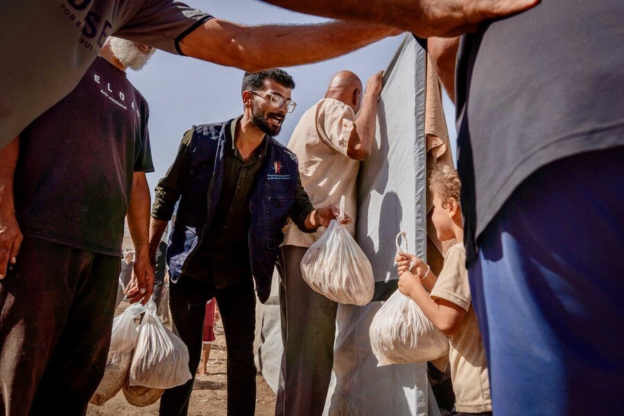 WF11083406 MAXIMELELIJOUR_DISTRIBUTION OF BREAD IN DEIR AL-BALAH_20251005_4.jpeg