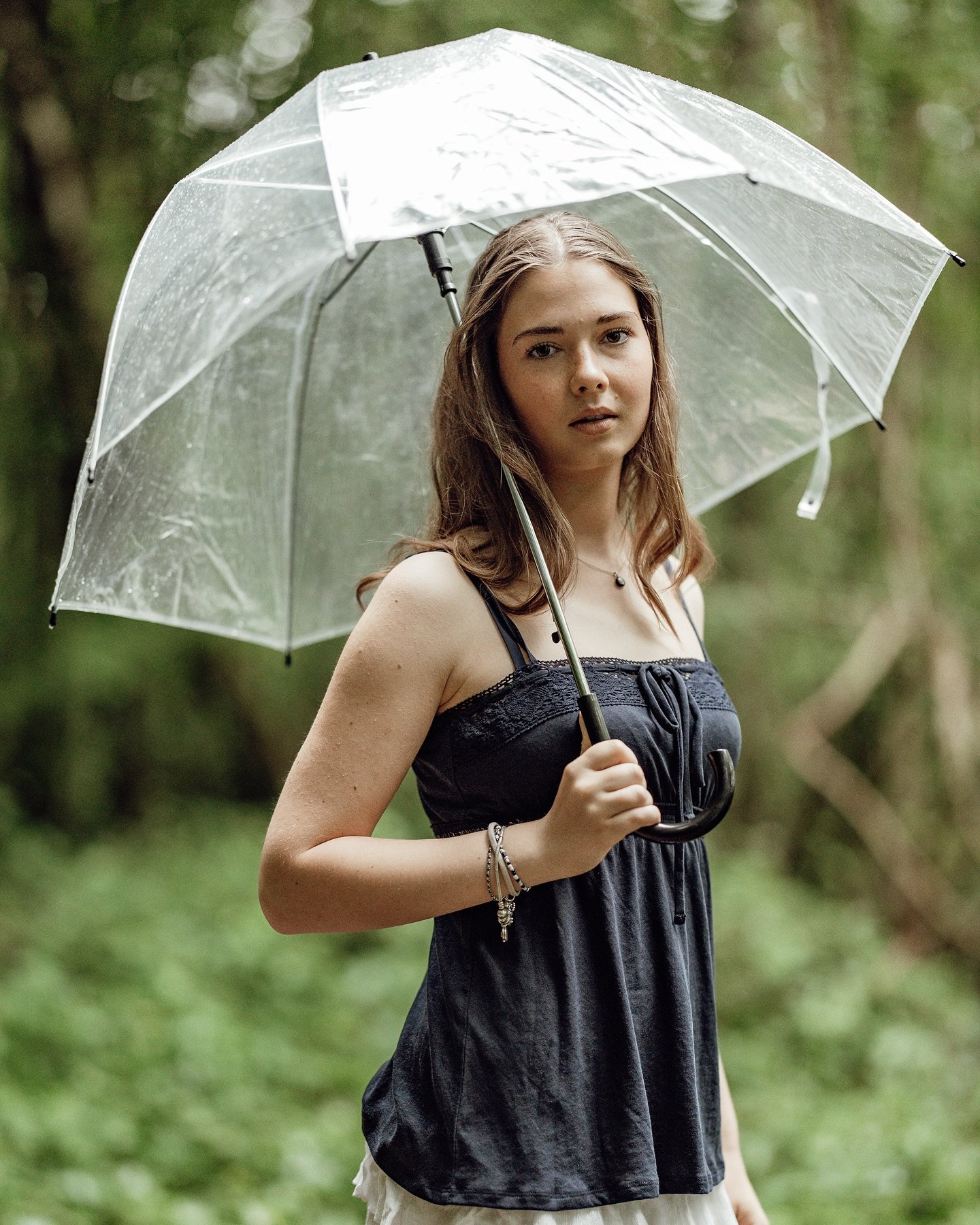 Wenn Regentropfen Geschichten erz&auml;hlen&hellip; ☔📷
Dieses Shooting im Sommerregen war etwas ganz Besonderes. Die Stimmung, das Licht, der Moment &ndash; alles hat gepasst. Ich liebe es, wenn sich Nat&uuml;rlichkeit und Emotionen so ehrlich zeige