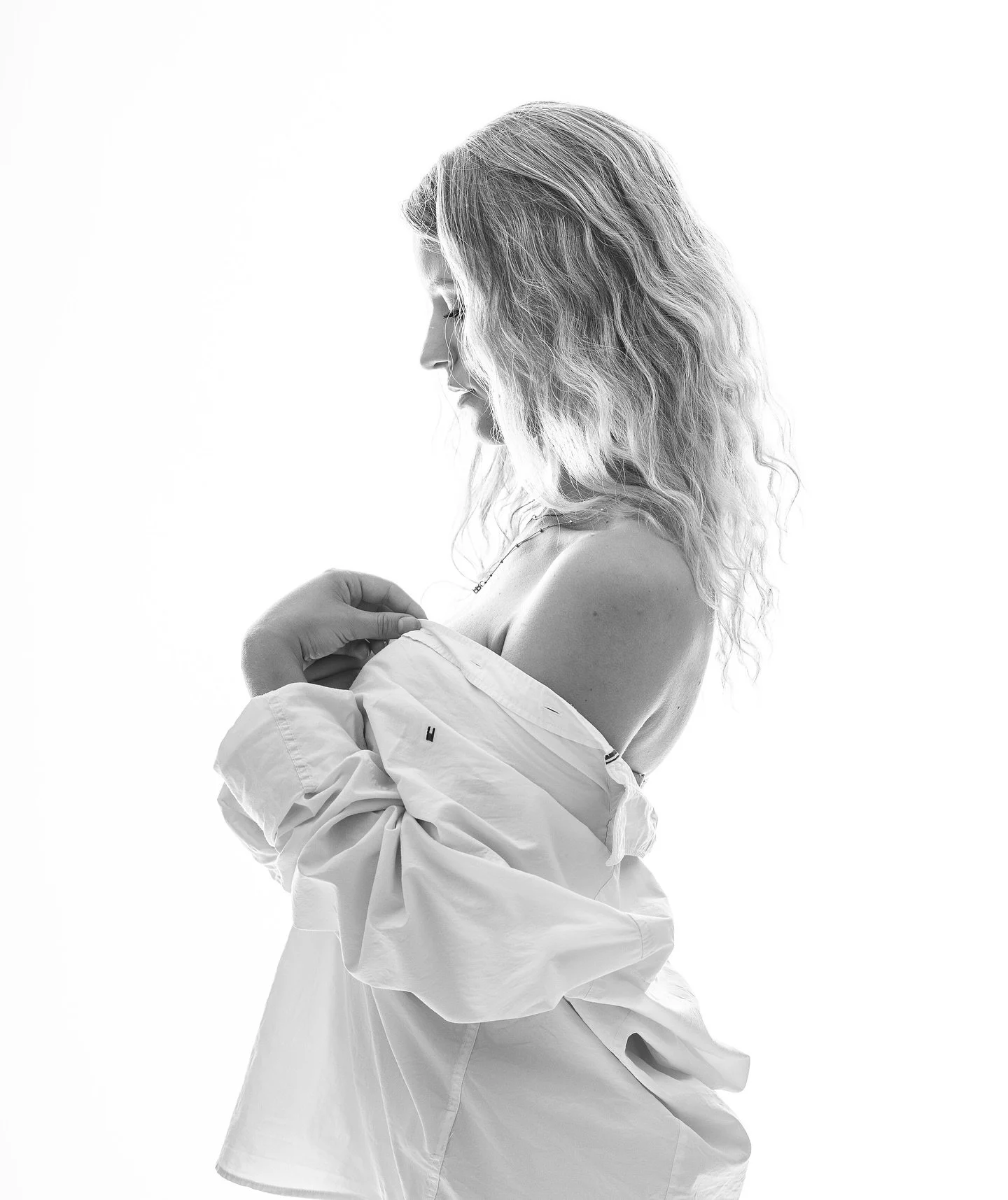 Minimalistisch. Sinnlich. Zeitlos. 
Im Studio entstehen Bilder, die deine Pers&ouml;nlichkeit stilvoll festhalten &ndash; ganz nach deinem Wunsch. 📸

👉 Sichere dir jetzt deinen Termin f&uuml;r ein exklusives Fotoshooting!

#portrait #sensual #studi