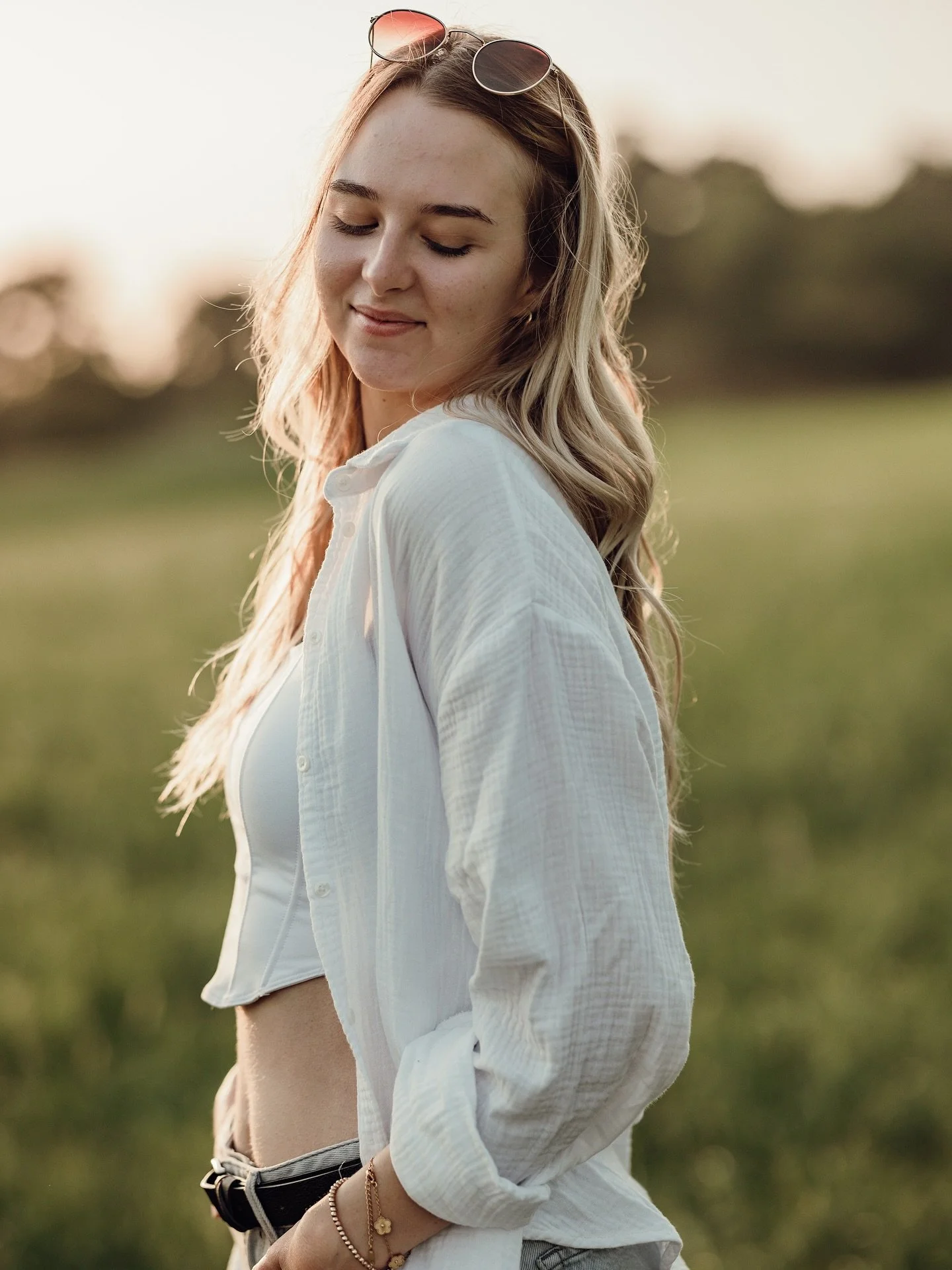 Weiter geht&rsquo;s mit @coragraphy_ 

#portrait #outdoors #sunsetofinstagram #sunsetshot