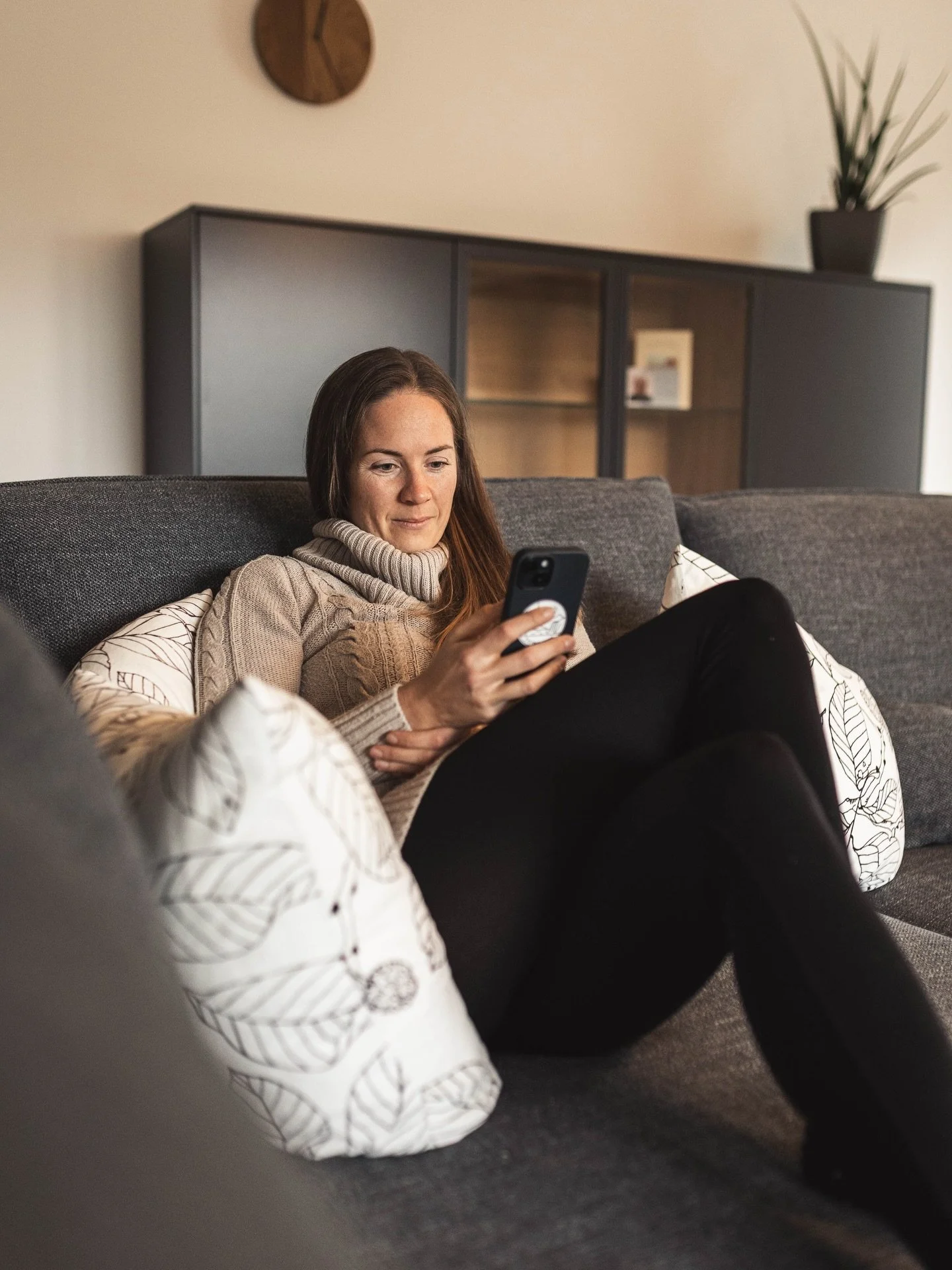 Warum ins Studio gehen, wenn die besten Bilder bei dir zuhause entstehen? 🔥 

Ein Homeshooting ist pers&ouml;nlich, entspannt und vor allem: einzigartig. Deine Umgebung, dein Stil, deine Story &ndash; genau das macht den Unterschied zu klassischen B