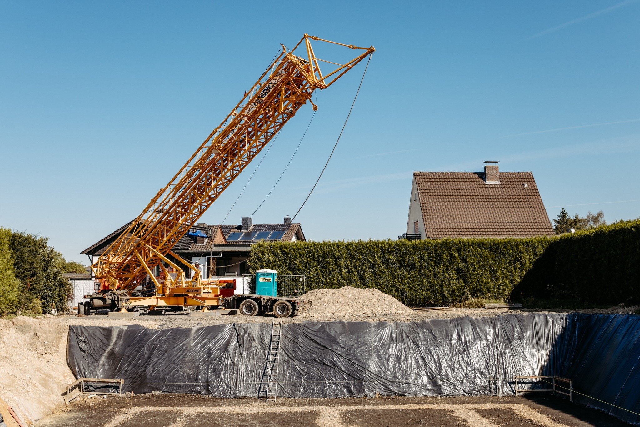 Diese Woche wurde der Kran auf unserer Baustelle in Aegidienberg aufgebaut 🎉

Au&szlig;erdem wurde die Baustelleneinrichtung des Rohbauers gemeinsam mit dem Schnurger&uuml;st auf dem Feinplanum der Baugrube fertiggestellt. 🚧🏗️

Das Schnurger&uuml;