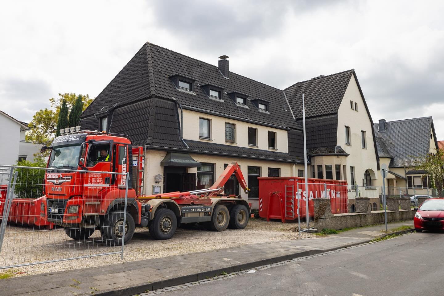 Beginn des R&uuml;ckbaus in der Sch&ouml;nsitzstra&szlig;e! 🚧👷🏼

In dieser Woche wurde mit der Entkernung des ehemaligen &bdquo;Hotel Sch&ouml;nsitz&ldquo; in Niederdollendorf begonnen. Im Sinne der Kreislaufwirtschaft wird auch bei einem Abbruch 