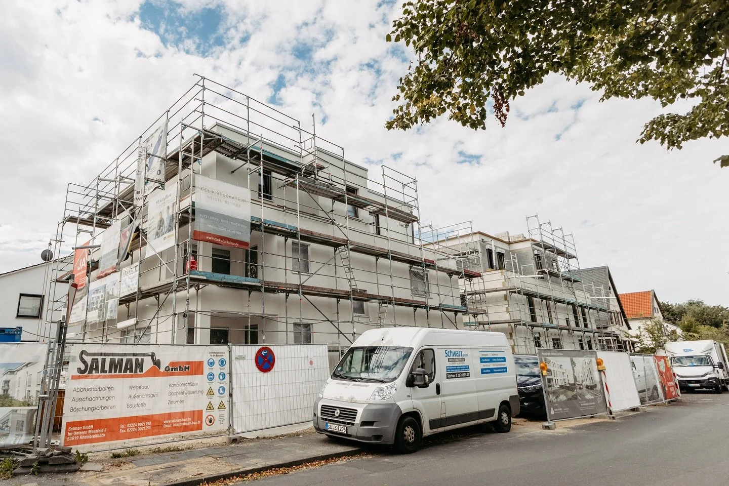 Neues aus der Schönsitzstraße! 🚧
In den letzten Wochen ist viel passiert und es wurde kräftig auf der Baustelle gearbeitet. 💪🏼
Die Fassade am Haus 2 ist nun endgültig fertiggestellt: Nun müssen noch die Balkongelän