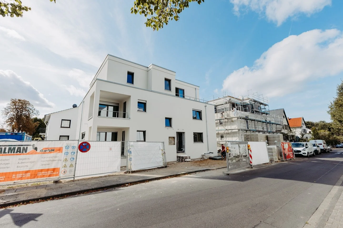 Baustellen-Update ✨
Unser Haus 2 in der Schönsitzstraße erstrahlt in finalem Glanz! Die Fassade ist fertiggestellt und das Gerüst bereits abgebaut. 🙌🏻
Innen nehmen die Bäder durch die Fliesenarbeiten Formen an 👏🏻
Haus 1 mac