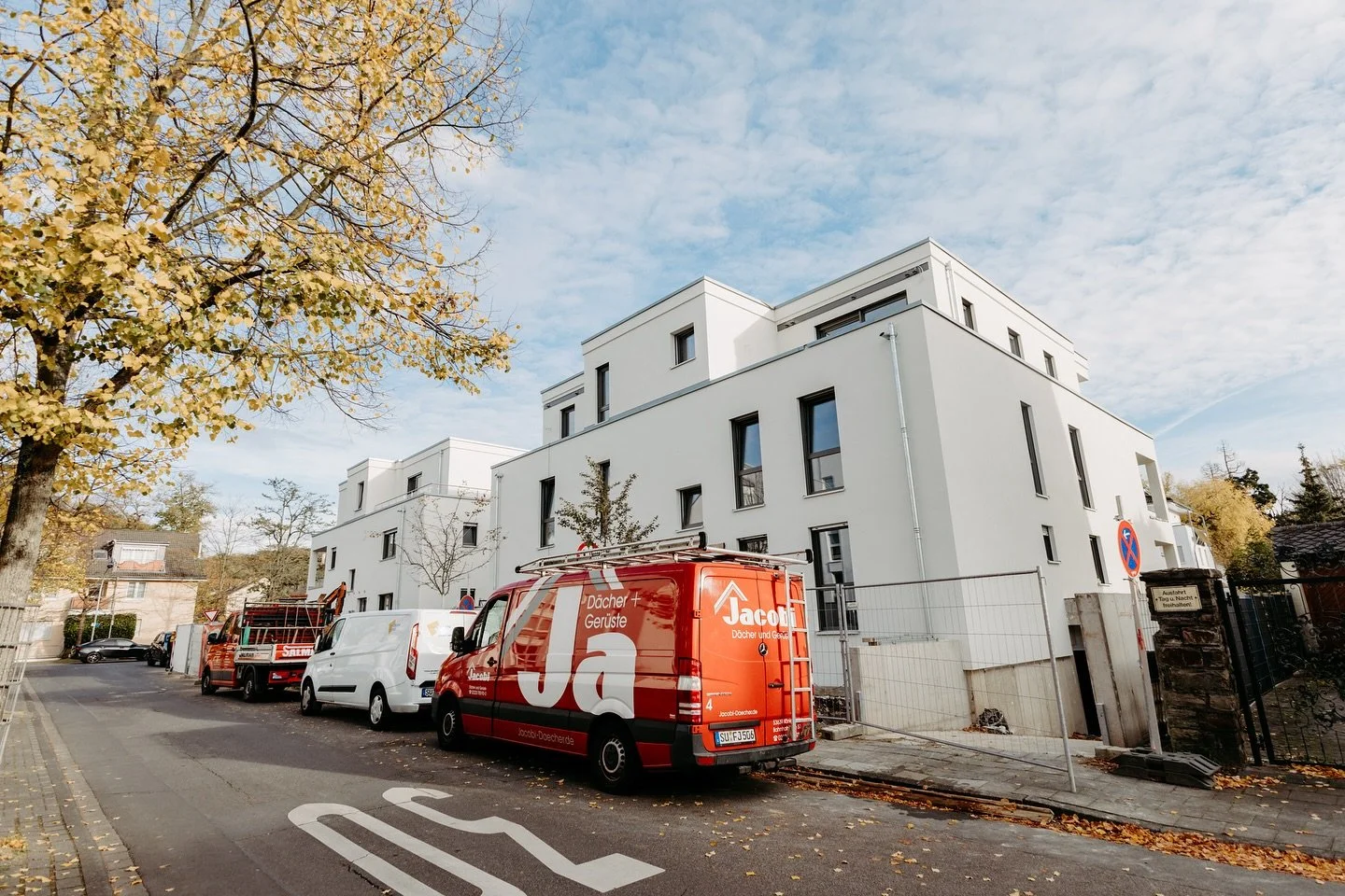 Endspurt in der Sch&ouml;nsitzstra&szlig;e 🏗️

Seit unserem letzten Update ist etwas Zeit vergangen &ndash; und in der Zwischenzeit hat sich richtig viel getan! 💪

Die Dachdecker haben ihre Arbeiten abgeschlossen,
Balkonbel&auml;ge und Fliesen im H