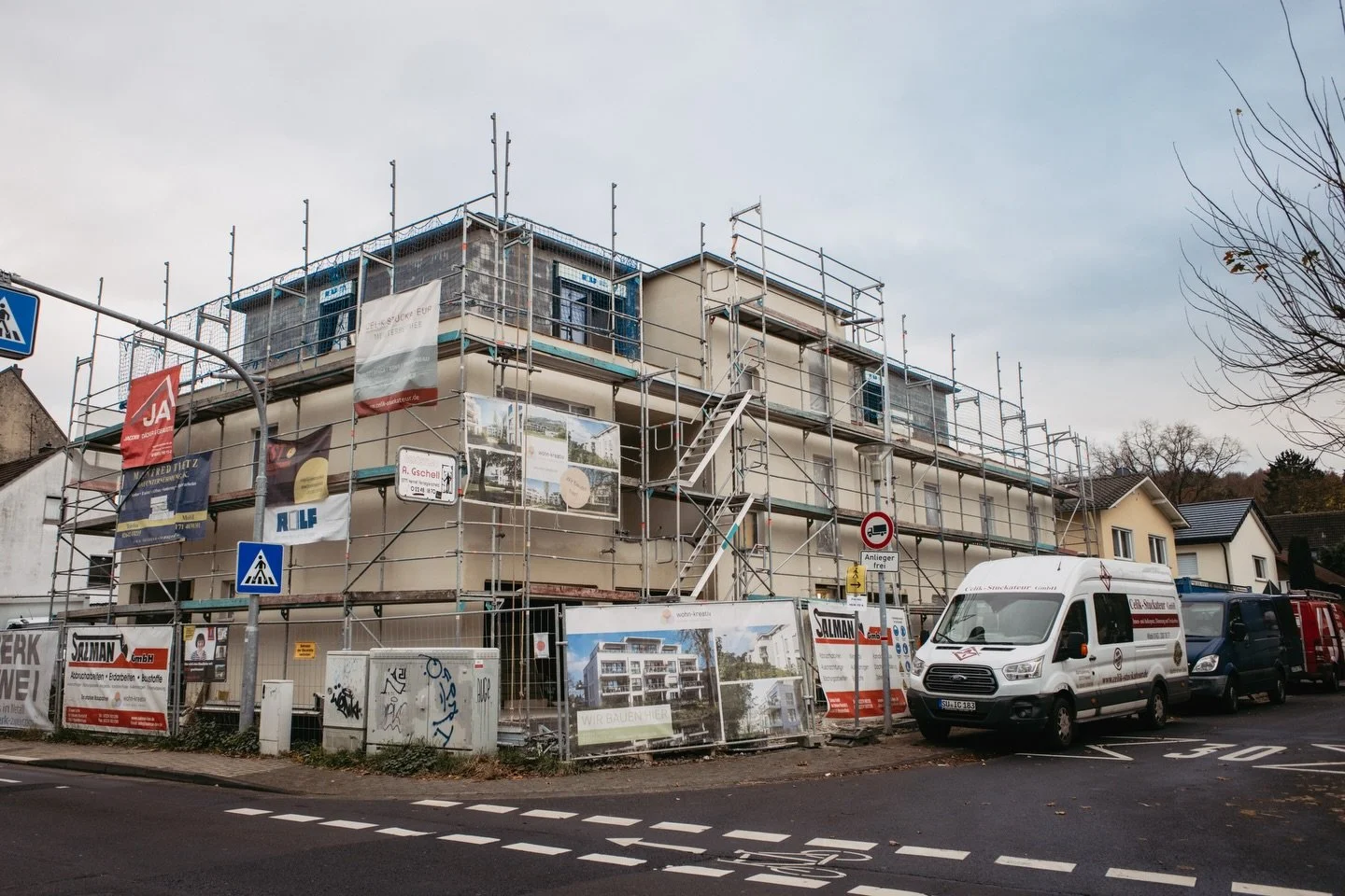 Neuigkeiten aus dem Kneippweg! 🚧

Wir haben gro&szlig;e Fortschritte auf unserem Hennefer Bauvorhaben zu verzeichnen. 🥳
In den n&auml;chsten Wochen wird das WDVS an der Fassade fertiggestellt, sodass wir mit der Ausf&uuml;hrung der Holzfassade begi