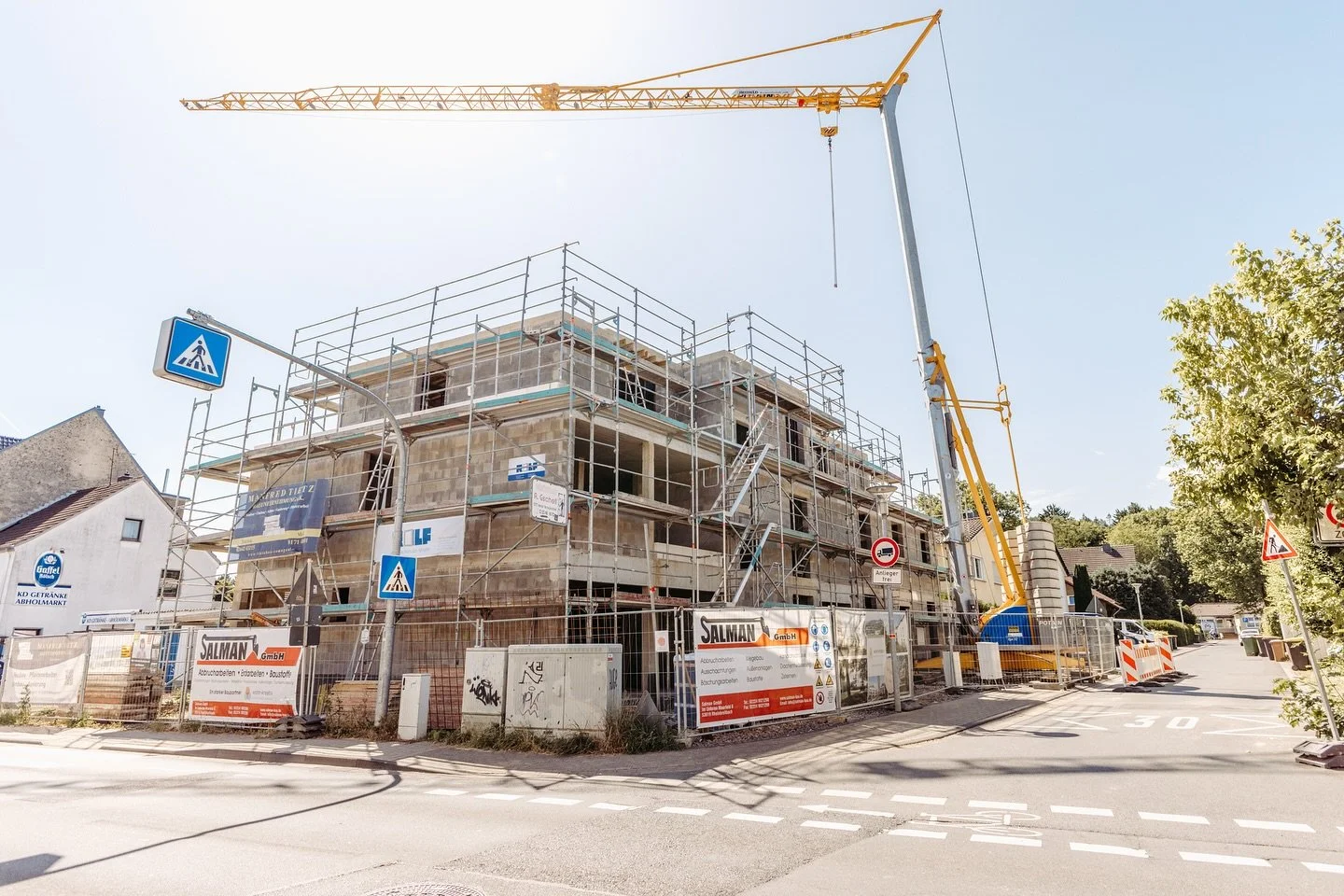 Rohbaufertigstellung in Hennef! 🥳🚧

Unsere Rohbauer haben in der letzten Woche die Decke &uuml;ber dem Staffelgeschoss gegossen und damit die Rohbauarbeiten fertiggestellt. 💪🏼

W&auml;hrenddessen hat der Dachdecker schon die Abdichtung des Staffe