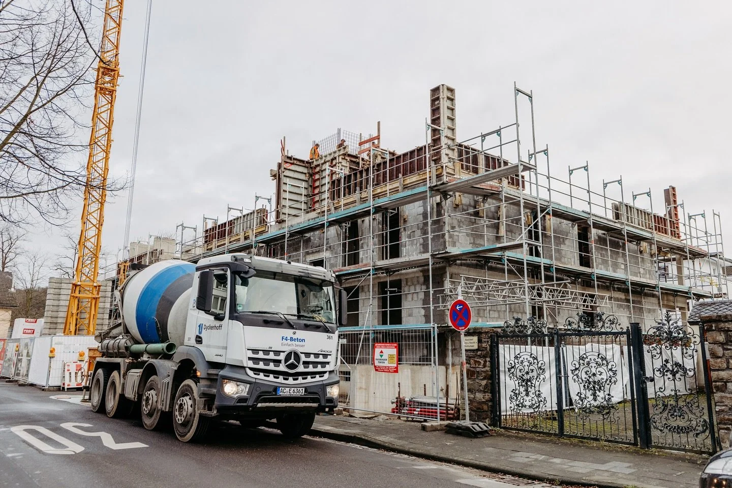 Die Sch&ouml;nsitzstra&szlig;e ist winterfest! ❄️
Weihnachtszeit ist Urlaubszeit, deshalb haben wir in der vergangenen Woche die Baustelle in der Sch&ouml;nsitzstra&szlig;e f&uuml;r die Tage zwischen den Jahren vorbereitet. 💪🏼

Es wurden Mauerwerke