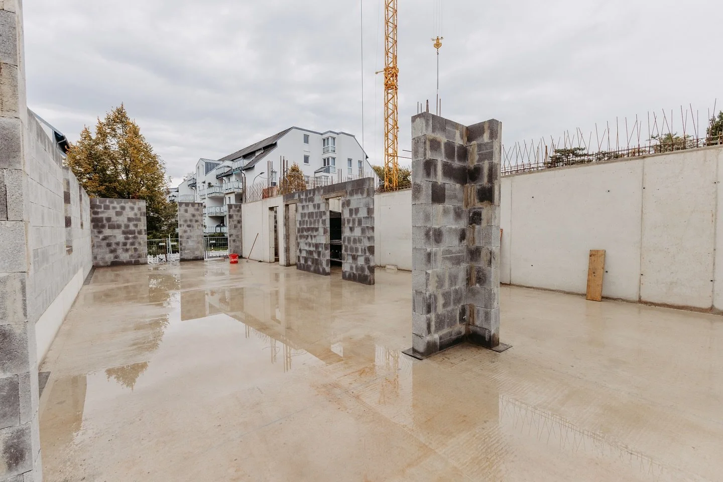 Herbstliches Update vom Sch&ouml;nsitz am Rhein🍂

Die W&auml;nde des Erdgeschosses stehen! 🥳 Unsere Rohbauer haben dem Wetter getrotzt und in dieser Woche das Au&szlig;enmauerwerk unserer beiden Geb&auml;ude fertiggestellt. 🧱

Nun wird mit dem Ein