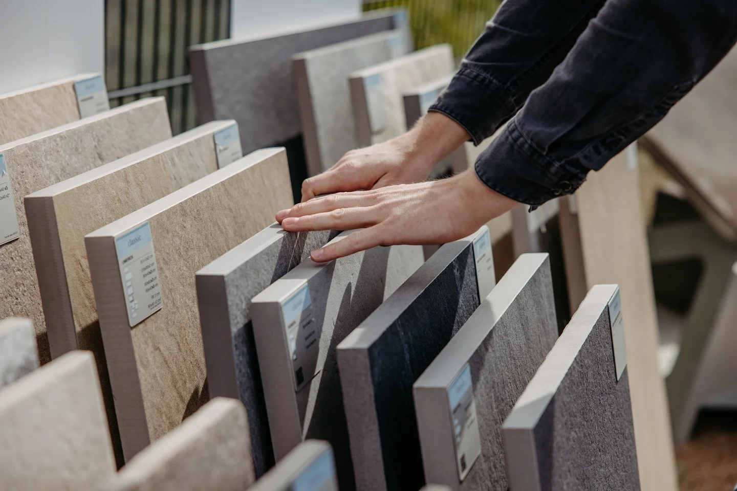 Eine letzte Bemusterung vor der &Uuml;bergabe 🙌🏻

Neben der Bemusterung der Innenausstattung findet w&auml;hrend der Bauphase eine letzte Bemusterung statt: Es geht nach drau&szlig;en f&uuml;r den Balkon- und Terrassenbelag 🤗

In den Erdgeschossen