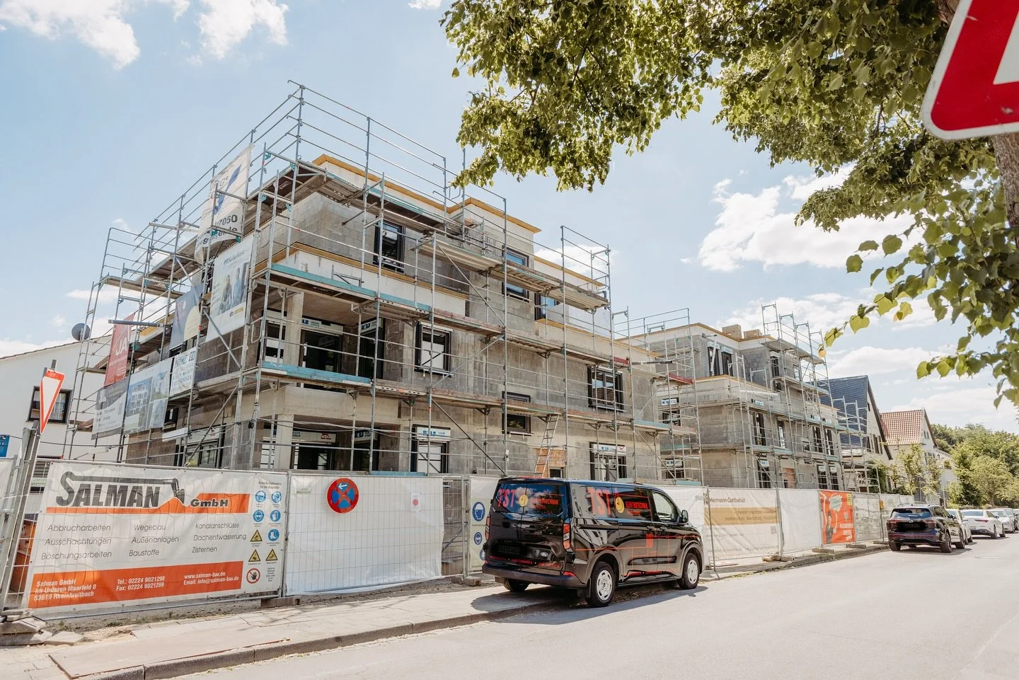 🏡 Baustellenupdate: Sch&ouml;nsitz am Rhein 🚧
Es geht sichtbar voran: Die Trockenbauarbeiten sind in allen Wohnungen vorerst abgeschlossen. 👍🏻
In einigen Einheiten sind die Stemm- und Installationsarbeiten des Elektrikers bereits beendet, in ande