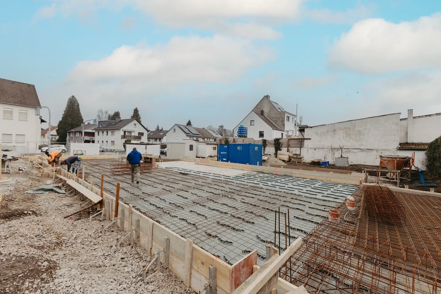 Bodenplatte in Hennef: ✅👍🏻
 
Diese Woche haben wir die Bodenplatte f&uuml;r unser neues Bauvorhaben in Hennef fertiggestellt. 🥳

Vorher haben wir die Grundleitungen f&uuml;r die Entw&auml;sserung und die Medienversorgung des Geb&auml;udes verlegt.