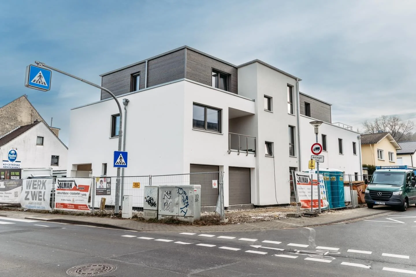 Weiter geht&rsquo;s in Hennef 👷🏼💪

Kurz vor dem Jahreswechsel haben wir die Holzfassade im Kneippweg in Hennef fertiggestellt.👏🏼 Im neuen Jahr wurde dann auch das Ger&uuml;st abgebaut, sodass unser Geb&auml;ude nun - von au&szlig;en - im fertige