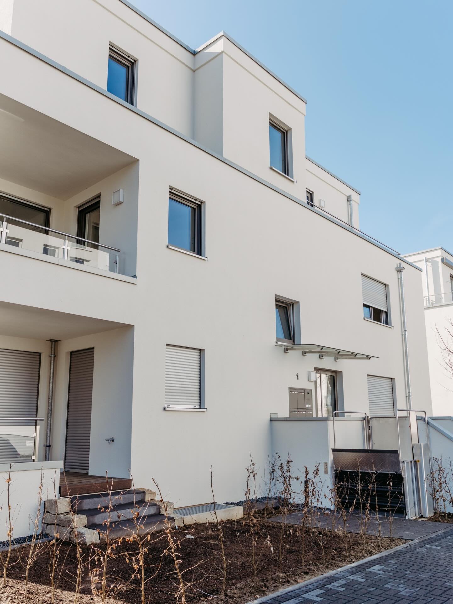 Fertigstellung in der Sch&ouml;nsitzstra&szlig;e! 👏🏻🥳

18 Monate nach Beginn der R&uuml;ckbauarbeiten des ehemaligen Hotel Sch&ouml;nsitz haben wir &uuml;ber den Jahreswechsel verteilt die Wohnungen an unsere Kunden &uuml;bergeben k&ouml;nnen 🙌🏻