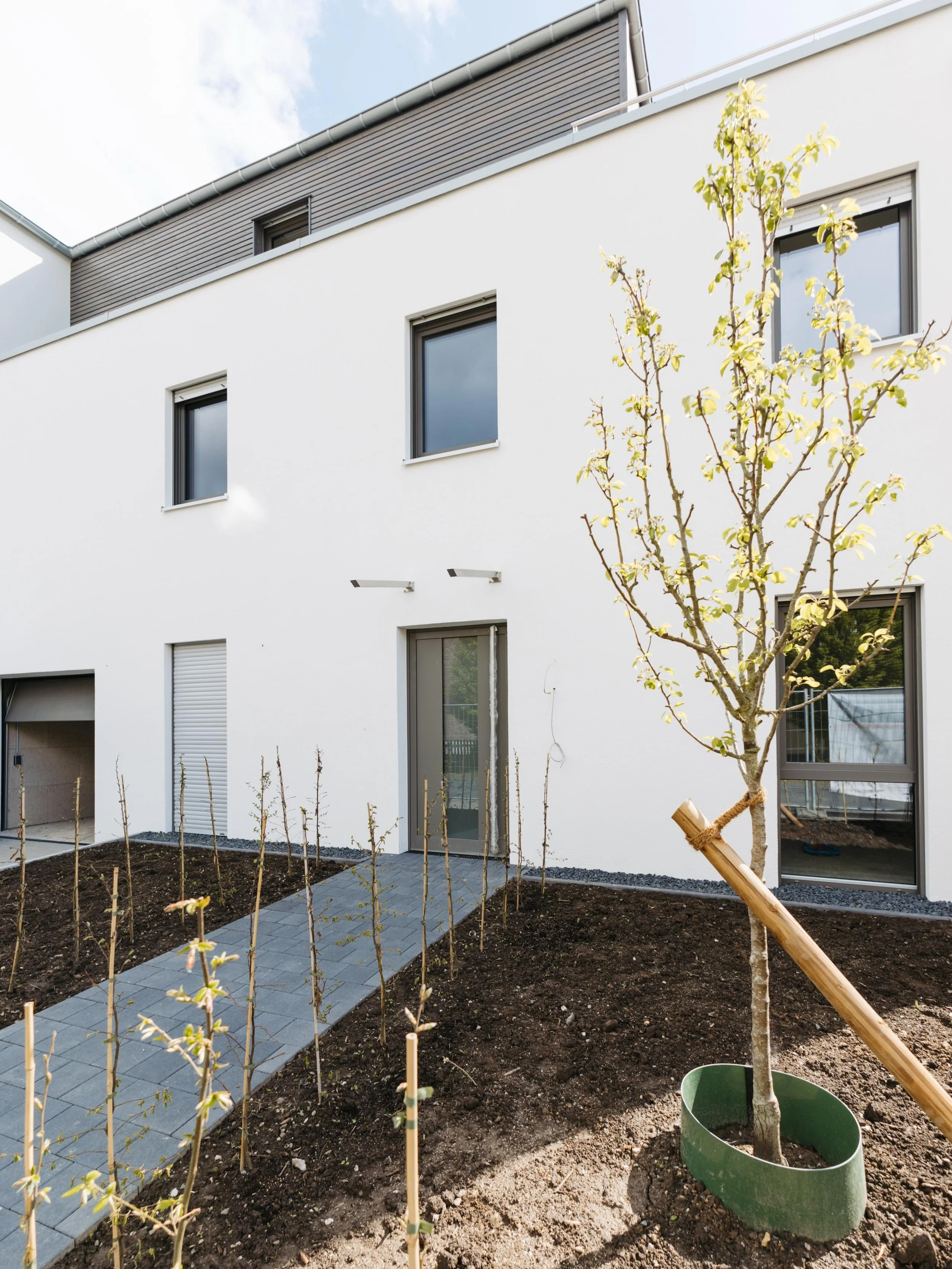 🚧 Endspurt im Kneippweg! 🏡✨

Auf unserer Baustelle im Kneippweg geht es mit gro&szlig;en Schritten Richtung Fertigstellung:

Die Au&szlig;enanlage wurde fertiggestellt! Vor dem Geb&auml;ude wird es bereits richtig gr&uuml;n und auch die Fliesenarbe