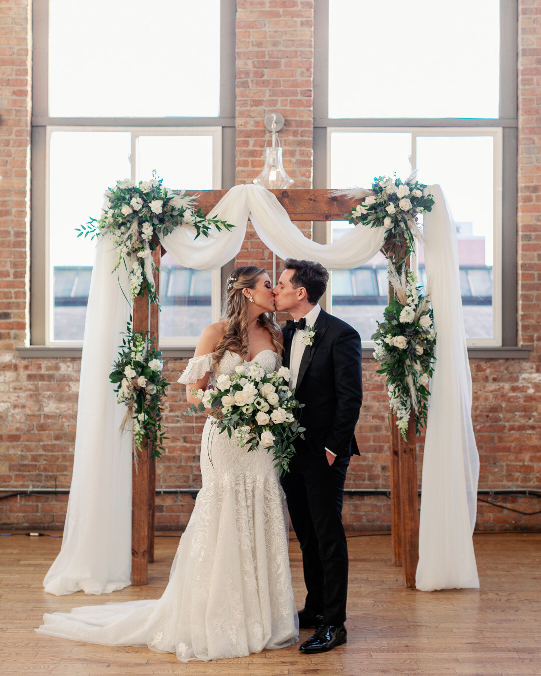 The perfect setting for any love story ❤
📸 @JanelleRosePhotography 
#kitchenchicago #cityviewloft #lmcaters #loftwedding #lovestory 
.
.
.
.
#eventdecor #eventdesign #realwedding #wedding #happilyeverafter #weddinginspo #weddinginspiration #chicagow