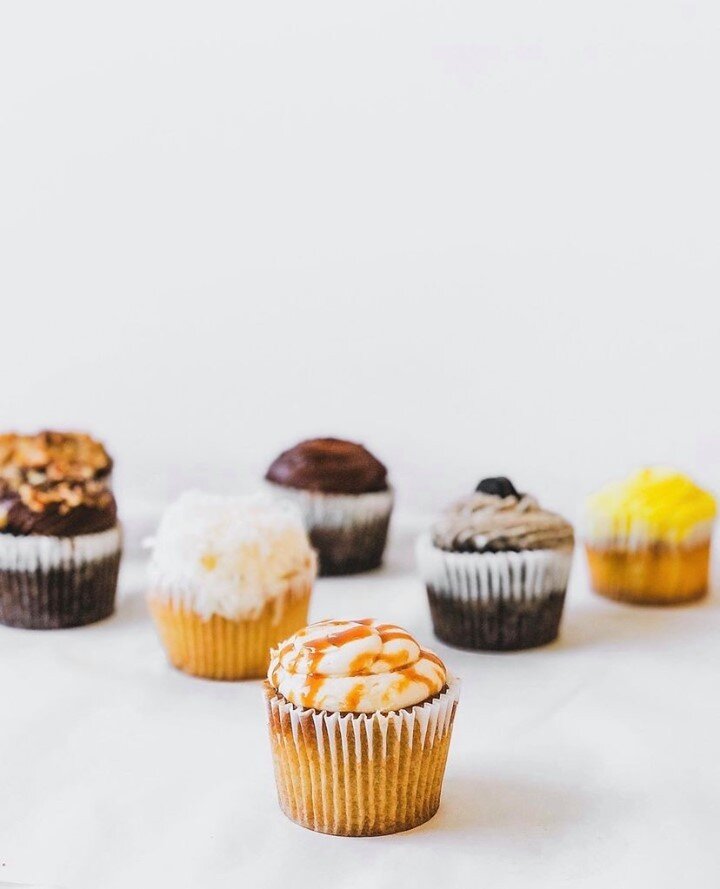 Indulging our sweet tooth with these delicious treats from @MsTittlesCupcakes 😋 Check out her Facebook and Instagram to see where she&rsquo;ll have her awesome cupcakes this weekend! 
📸 @maunaeatschicago 
#kitchenchicago #sharedkitchen #mstittlescu
