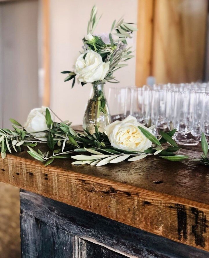 Green and white is a simple and oh so elegant color palette-perfect for any season 
📸 @ZachCaddy
🌿  @BellesandThistles 
Planning @Plan_and_Gather_Events
#cityviewloft #lmcaters #loftwedding #weddingflowers 
.
.
.
.
#eventdecor #eventdesign #realwed
