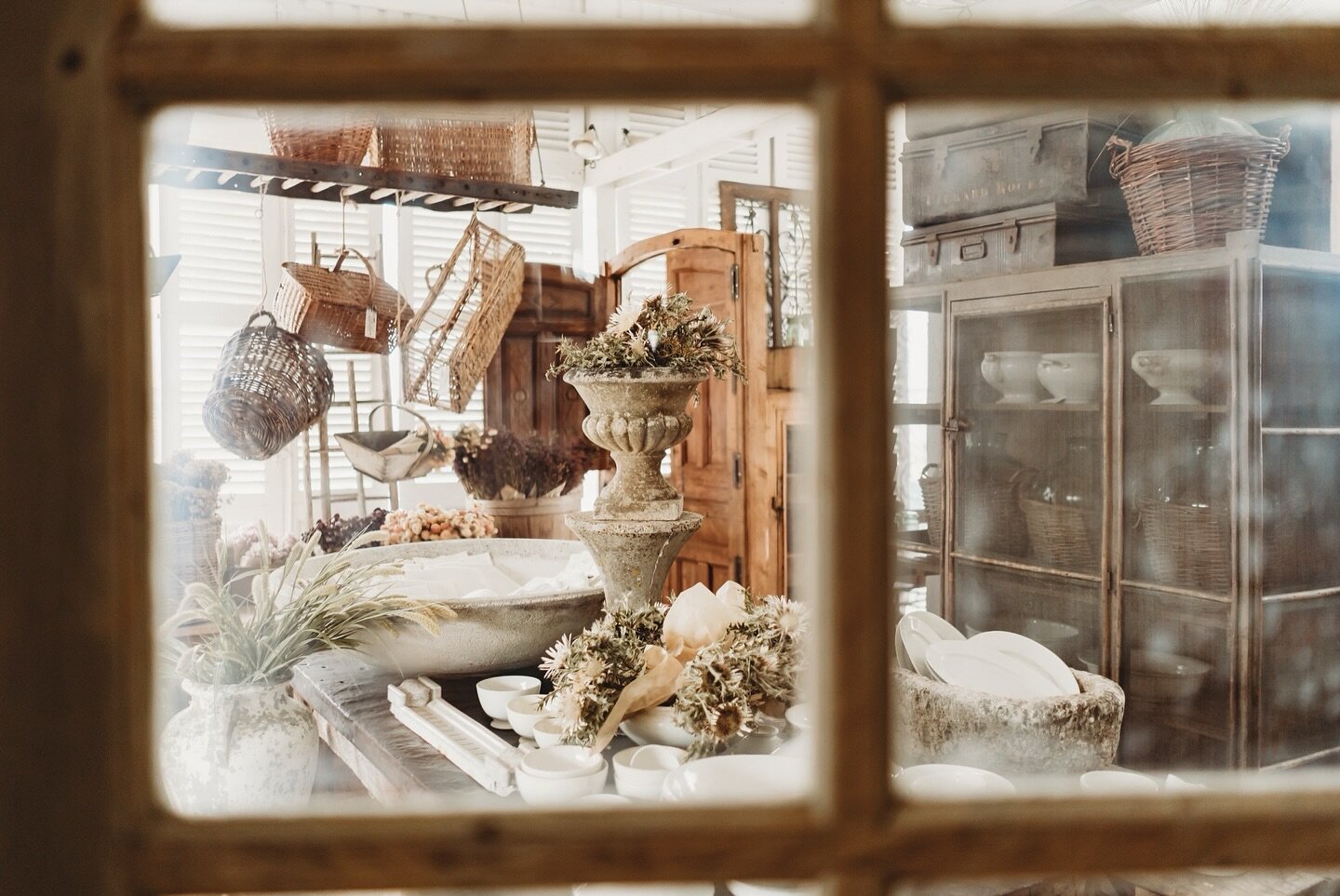 Decorate with history. 

Our little white barn @bluehillsatroundtop closes Saturday at 4pm.  Hope to see you! 

📸 @momentsbymaredith