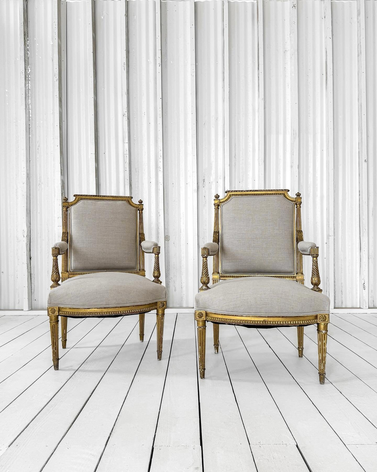 Now listed online, a pair of exquisite antique Louis XVI fauteuil armchairs. ✨ 

Handcrafted in France during the late 18th century with meticulous attention to detail, these chairs boast a charming square-shaped back and a beautifully molded frame w