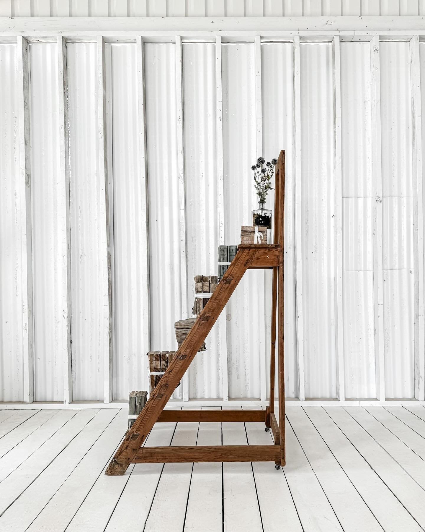 A handsome set of antique library steps, found at the Paris Flea Market. 

Constructed from fruitwood, with a straightforward design, the ladder consists of 5 steps with a deeper upper platform. Two small casters at the back enhance the ladder&rsquo;